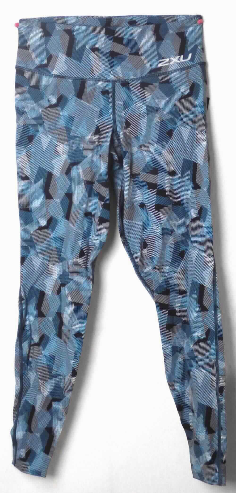 Lange Hose, Größe S, Foto siehe Anlage,
- aus ca. 0,6 mm dicken, bedruckten Gewirken aus laut Antrag 62 % Polyamid und 38 % Elasthan (beides 
  synthetische Chemiefasern),
- in der Taille abschließend, mit einem ca. 8,5 cm breiten, elastischen, doppellagig gearbeiteten Taillenbund,
- vorne im Taillenbund mit einer in diesen eingearbeiteten Tasche,
- ohne Öffnung und ohne Verschluss, ohne Hinweise auf den Trägerkreis (unisex),
- mit knöchellangen Hosenbeinen; an den Beinabschlüssen durch Umschlagen und Festnähen gesäumt. 

"Lange Hose, aus Gewirken, für Frauen, aus synthetischen Chemiefasern"