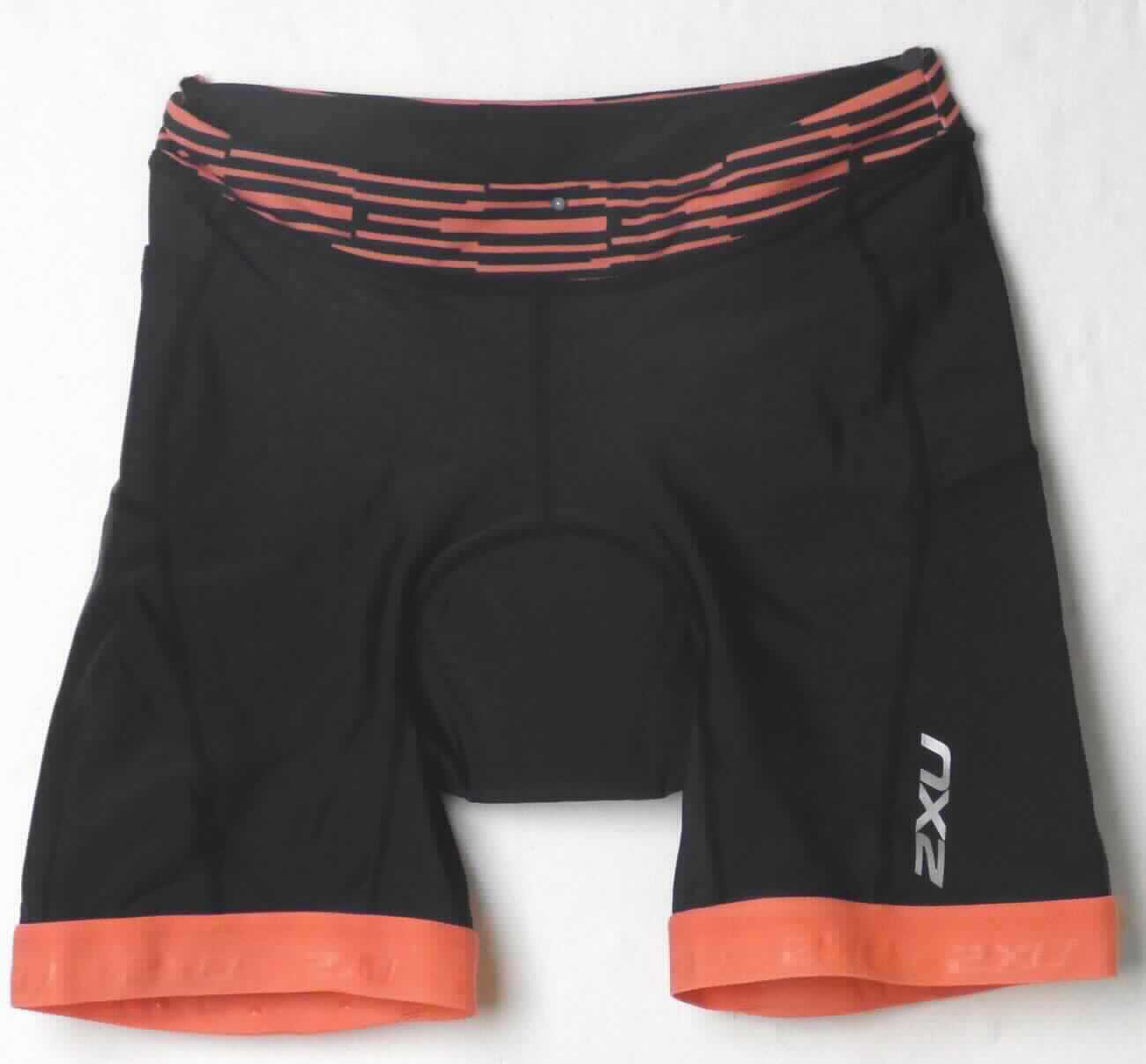 Kurze Hose, Größe S, Foto siehe Anlage,
- aus verschiedenen, ca. 0,6 mm dicken, einfarbigen bzw. bedruckten Gewirken aus laut Antrag synthetischen 
  Chemiefasern,
- in der Taille abschließend, doppellagig gearbeitet,
- ohne Öffnung und ohne Verschluss, ohne Hinweise auf den Trägerkreis (unisex),
- an den Seiten mit je einer aufgesetzten Tasche,
- mit einem Polster im Schritt- und Gesäßbereich,
- mit kurzen Hosenbeinen, die Knie nicht bedeckend (Seitenlänge: ca. 37 cm),
- an den Beinabschlüssen mit einem angesetzten, elastischen Gewirkeband ausgestattet, das auf der Innenseite
  rutschhemmend ausgerüstet ist.

"Kurze Hose, aus Gewirken, für Frauen, aus synthetischen Chemiefasern"