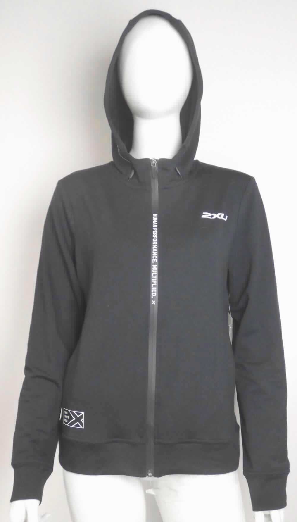 Jacke, Größe S, Foto siehe Anlage,
- aus ca. 0,7 mm dicken, einfarbigen Gewirken aus laut Antrag 81,6 % Polyester, 4 % Elasthan (beides synthetische
  Chemiefasern) und 14,4 % Baumwolle,
- über die Taille reichend (Rückenlänge: ca. 61 cm),
- mit einer Kapuze,
- vorn mit einer durchgehenden Öffnung mit einem bis an den Kapuzenrand reichenden Reißverschluss,
- ohne Hinweis auf den Trägerkreis (unisex),
- mit langen Ärmeln, an den Ärmelenden mit angesetzten, verengenden Bündchen,
- vorn mit zwei eingesetzten Taschen unterhalb der Taille,
- in Bahnen gearbeitet,
- am unteren Rand mit einem angesetzten, doppelt gearbeiteten, nicht verengenden Bund,
- stellt sich aufgrund des Schnitts als Jacke dar, somit keine Strickjacke.

"Jacke, aus Gewirken, für Frauen, aus synthetischen Chemiefasern"