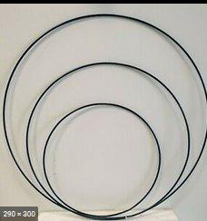 Es handelt sich um Ringe aus Flachstahl, welche mit einem Farbüberzug versehen sind und einen Querschnitt von unter 16 mm aufweisen.
Die Erzeugnisse liegen in unterschiedlichen Durchmessern vor und werden z. B. in der Floristik oder beim Basteln von Dekorationen verwendet.
Durchmesser: ca. 25 cm, 30 cm, 35 cm.
- Antragstellerangaben -

Abbildung siehe Anlage.

Derartige Erzeugnisse gehören als "andere Waren aus Eisen- oder Stahldraht" zur Codenummer 7326 2000 90 0 des Zolltarifs.

Eine Einreihung als Ziergegenstand in die Position 8306 kommt nicht in Betracht, da die Erzeugnisse einen Gebrauchswert aufweisen.