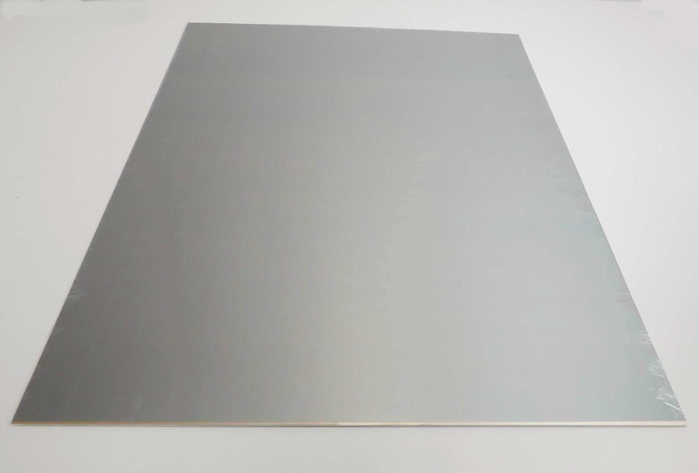 Aluminiumblech

Bei der Ware handelt es sich um ein massives, rechteckiges Flacherzeugnis. Die Platte hat eine Länge von 610 mm, eine Breite von 508 mm und eine Dicke von 1,0 bis 1,6 mm. Den Angaben nach besteht die Ware aus einer Aluminiumlegierung (Al 5052). Auf einer Seite ist das Erzeugnis mit einem Dielektrikum (Schichtdicke 75 µm) und Kupfer (Schichtdicke 35 bis 70 µm) beschichtet. Das Aluminium ist gewichtsmäßig überwiegend.
Den Angaben nach wird die Ware zur Herstellung von Leiterkarten in elektronischen und elektrischen Systemen verwendet.

Die Ware wird als Bleche und Bänder, aus Aluminium, mit einer Dicke von mehr als 0,2 mm, quadratisch oder rechteckig, aus Aluminiumlegierungen, andere, mit einer Dicke von weniger als 3 mm, andere, in den TARIC-Code 7606 1292 90 der Kombinierten Nomenklatur eingereiht.