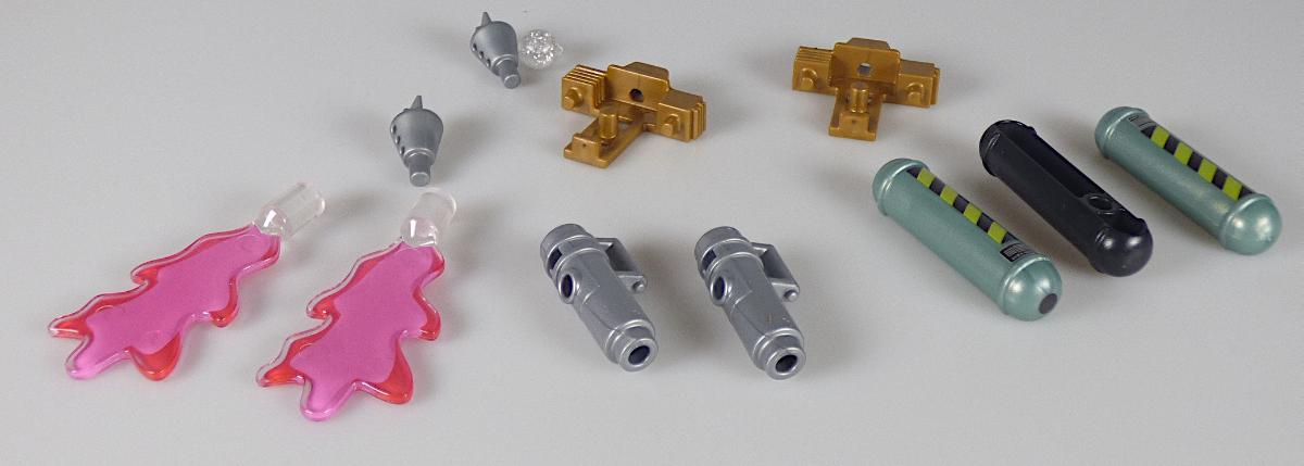 Spielzeug in Form von diversen Teilen für Bausätze aus Kunststoff, sog. "Vorbeutel Schleimerstrahlen“ (Artikel 40700750)
- für zwei sog. Schleimwerfer zum Jagen von Gespenstern (Ghostbusters)
-- fünfteilig, aus Kunststoff gefertigt
-- mit einem zylinderförmigen Gehäuse mit Griff, angesetzter Spitze und einem Flammenstrahl, die ineinander gesteckt werden
-- zwei Halterungen aus Kunststoff mit zwei zylinderförmigen Patronen, die auf die Halterungen gesteckt werden
- für das Ghostbuster-Fahrzeug, das ebenfalls als Bausatz aus Kunststoff vertrieben wird
-- in Form einer schwarzen, zylinderförmigen Patrone, die auf dem Fahrzeugdach befestigt wird
- dient der spielerischen Unterhaltung vor allem von Kindern
- in einem Klarsichtbeutel verpackt.

Die Waren stellen sich als Teile für bestimmten Bausätze für ein Ghostbusterfahrzeug bzw. für Schleimwerfer dar.

Sie werden als "Teile, erkennbar ausschließlich bestimmt für ein anderes als in den Unterpositionen (KN) 9503 0010 bis 9503 0030 erfasstes Spielzeug, Bausatz, aus Kunststoff" eingereiht.