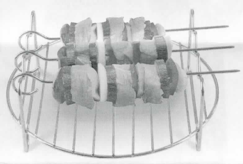 Es handelt sich um sog. Barbecue Zubehör, bestehend aus einer aus Aluminium (charakterbestimmend im Hinblick auf den Stoff) gefertigten, beschichteten und noch nicht zusammengesetzten Frittierpfanne (charakterbestimmend im Hinblick auf die Warenzusammenstellung), in Form einer annähernd quadratischen Schale mit diversen Aussparungen und einem Griff aus Kunststoff, einem kreisrunden Grillrost aus Stahl mit einer Vorrichtung zur Aufnahme von Grillspießen sowie drei Grillspießen aus Stahl.
Zur Verwendung mit einer Fritteuse (nicht Bestandteil der vZTA) zum Grillen von Grillgut (nicht Bestandteil der vZTA) auf Grillspießen.
Gemeinsam mit einem Schraubendreher, einem Maulschlüssel, diversen Schrauben sowie einer Bedienungsanleitung in einem Pappkarton für den Einzelverkauf aufgemacht.
- Antragstellerangaben -

Eine Einreihung in die Pos. 8516 kommt nicht in Betracht.