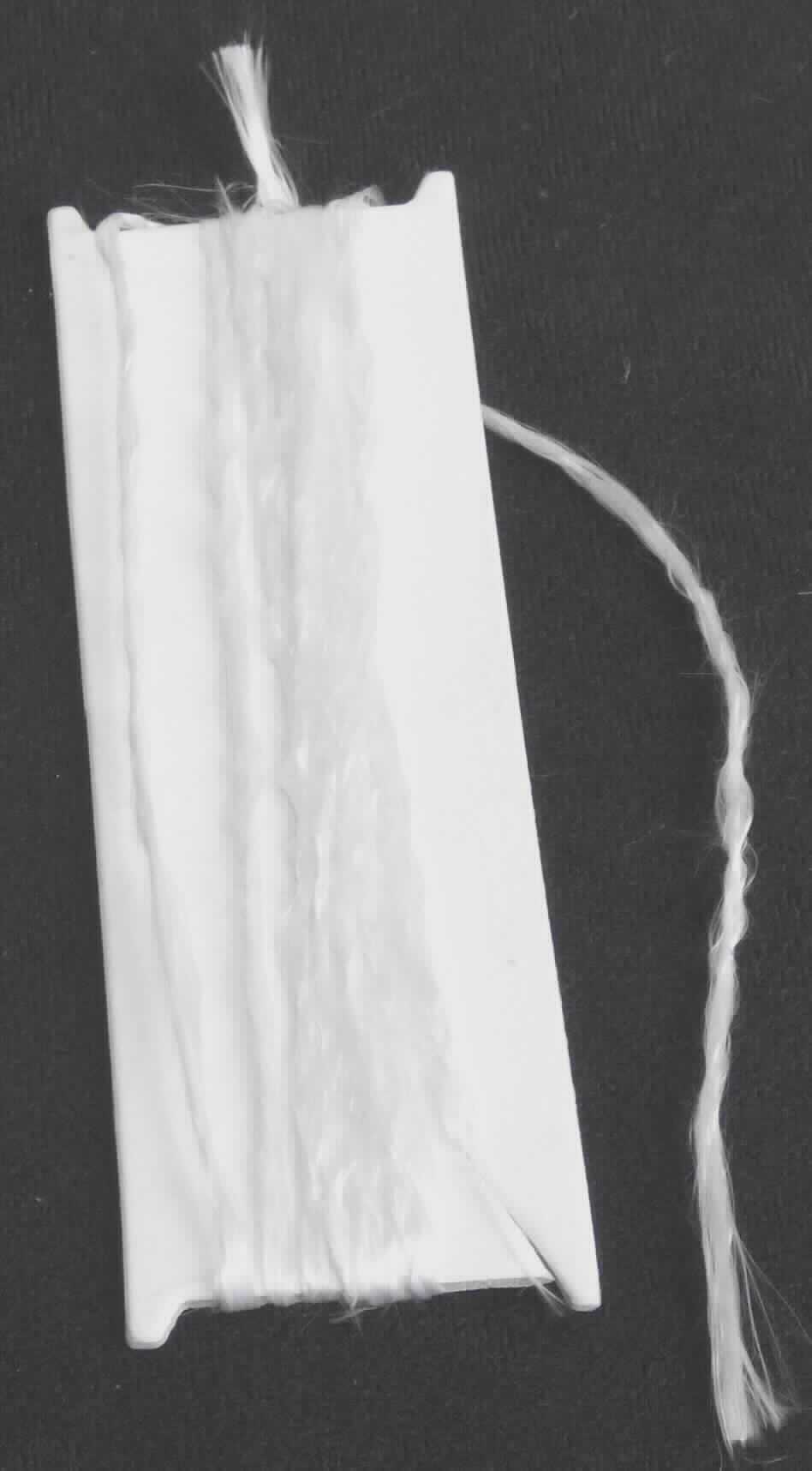 Garn aus Glasfasern, sog. texturierte E-Glasrovings, Foto siehe Anlage,
- laut Antrag:
- - auf Spulen aufgemacht,
- - mit einem Nenndurchmesser der Einzelfilamente von 6 Mikrometer,
- - mit einem Gehalt an Siliciumdioxid von weniger als 93 GHT,
- - mit einer Schlichte versehen,
- laut Untersuchungsergebnis:
- - verwirbeltes und texturiertes Garn aus textilen Glasfilamenten (somit kein Vorgarn bzw. Lunte
    und kein Glasseidenstrang (Roving).

"Ware aus Glasfasern (Garn), keine Glasseidenstränge (Rovings), aus Filamenten, 
 andere als in den TARIC-Codes 7019 1910 10 bis 7019 1910 80 genannte"