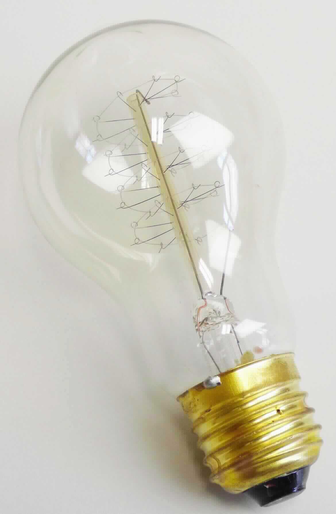 Rustika Glühbirne EAN: 4260452134456
- aus einem Lampenglas in Birnenform, mit Glühfaden und E27-Schraubsockel,
- für eine Spannung von 220 - 240 Volt und mit einer Leistung von 40 Watt,
- zur Verwendung als dekoratives Leuchtmittel.
(Abbildung siehe Anlage)

"Elektrische Glühlampe, keine Wolfram-Halogen-Glühlampe, mit einer Leistung von weniger als 200 W und für eine Spannung von mehr als 100 V, keine Reflektorlampe"
