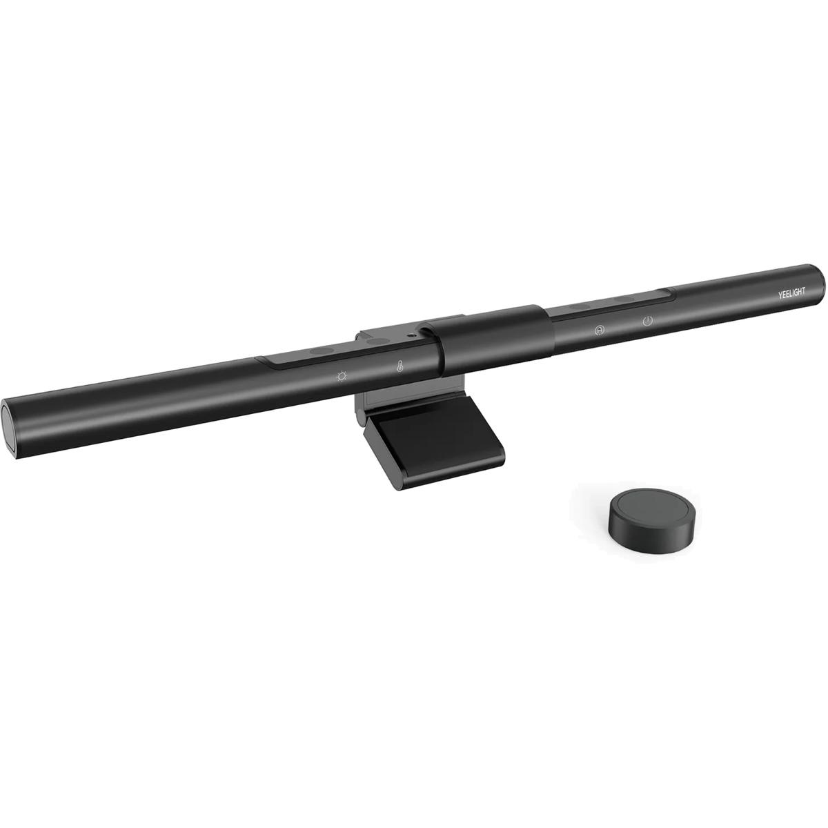 Bei der Ware handelt es sich um einen elektrischen Beleuchtungskörper aus Kunststoff, im Wesentlichen bestehend aus einem ca. 400 mm langen stabförmigen schwenkbaren Gehäuse mit integrierter weiß leuchtender LED-Lichtquelle (stufenlos dimmbar), einer farblosen Abdeckung und einer an der Unterseite angebrachten Klammer als Befestigungsvorrichtung.
Die Leuchte ist mit einem USB-Kabel und Bedientasten zum Ein-/Ausschalten sowie zur Einstellung von vier Lichtvarianten ausgestattet.
Optional kann sie mit der beigefügten Fernbedienung gesteuert werden.

Sie ist zur Befestigung an einem Monitor oder Fernseher konzipiert und dient zur Ausleuchtung des Arbeitsplatzes.
Hinweise auf eine alternative Befestigung an einem tragbaren Gegenstand liegen nicht vor.

Das Erzeugnis ist als "elektrischer Beleuchtungskörper, anderweit weder genannt noch inbegriffen, nicht von den Unterpositionen (HS) 9405 11 bis 9405 41 erfasst, ausschließlich zur Verwendung mit LED-Lichtquellen bestimmt, kein Scheinwerfer, aus Kunststoffen" einzureihen.