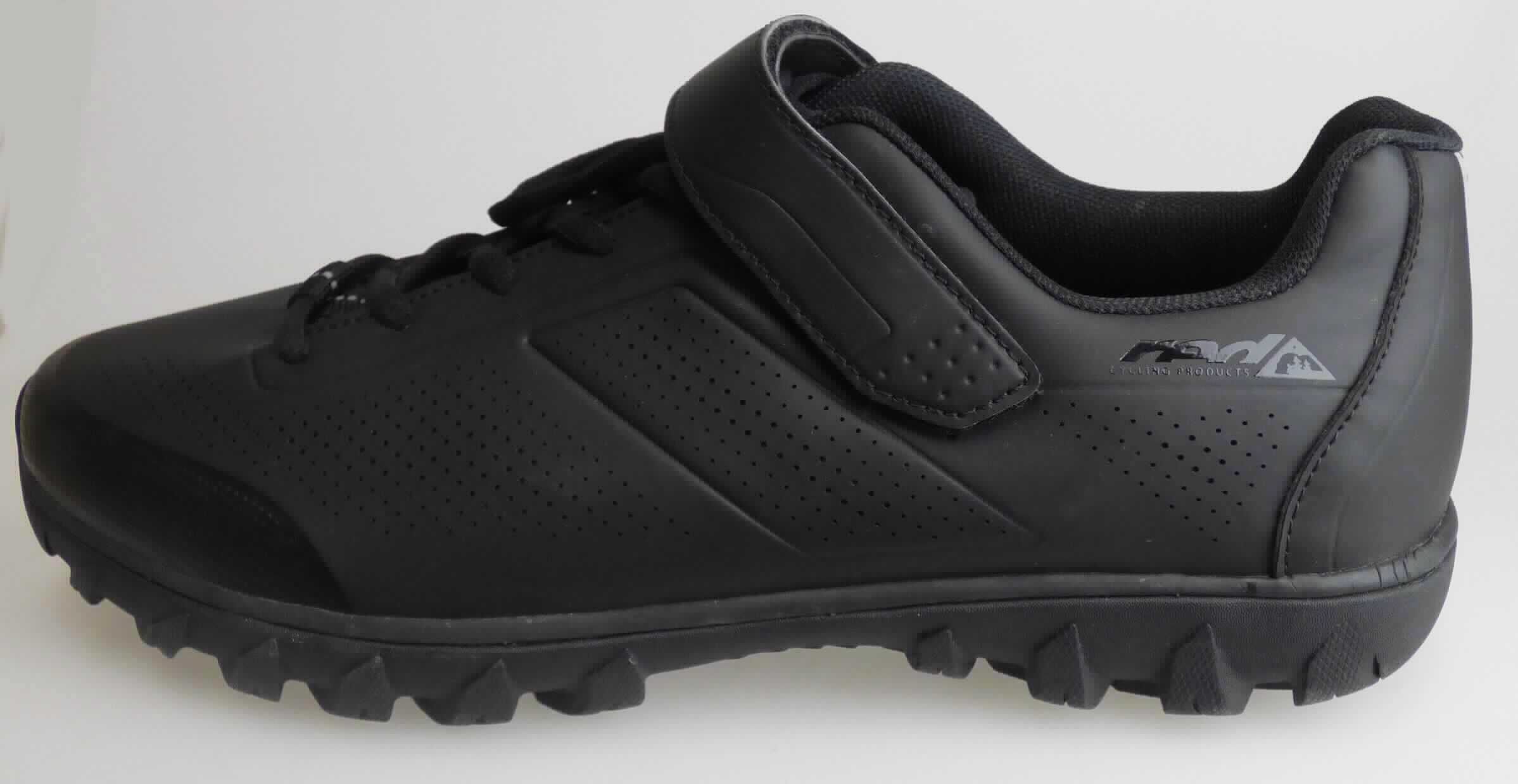 Radsportschuhe (lt. Antrag: "Fahrradschuhe", Größe 44, Foto siehe Anlage)
- mit Laufsohlen aus Kunststoff/Kautschuk,
- mit Oberteil (geschlossenes Blatt) aus Kunststoff (Spinnstoff mit einer mit bloßem Auge wahrnehmbaren
  Außenschicht aus Kunststoff, somit keine Ware der Position 6404),
- mit Zuschnitten aus Kunststoff verstärkt,
- mit Schnürsenkelverschluss und mit Klettverschluss,
- mit einer Pedalbefestigungsvorrichtung.

"Schuhe (Sportschuhe), andere als in der Position 6401 genannte, mit Laufsohlen aus Kunststoff/Kautschuk und 
 Oberteil aus Kunststoff, andere als in den Unterpositionen 6402 1210 und 6402 1290 genannte"