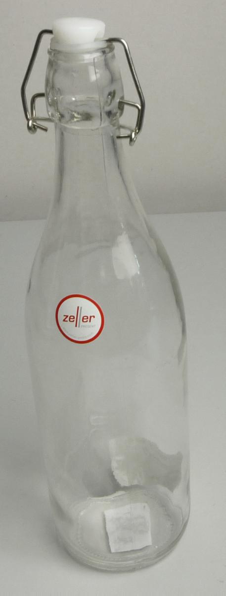 Flasche aus Glas, sog. Glasflasche mit Bügelverschluss, Artikel 19713, Foto siehe Anlage,
ein Warenmuster wurde nicht vorgelegt; die Einreihung erfolgt anhand der Antragsangaben,
- aus nicht gefärbtem Glas (nicht aus Glasröhren hergestellt),
- mit einem Bügelverschluss aus unedlem Metall und einem Stopfen aus Kunststoff mit Dichtungsring,
- mit einem Fassungsvermögen (Nenninhalt) von 1000 ml,
- in den Abmessungen: ca. 8,5 cm (Durchmesser) x 32 cm (Höhe),
- zur Aufnahme von Nahrungsmitteln oder Getränken.

"Flasche aus Glas, von der zu Transport- oder Verpackungszwecken verwendeten Art,
 nicht aus Glasröhren hergestellt, aus nicht gefärbtem Glas, mit einem Nenninhalt von 1 l,
 für Nahrungsmittel und Getränke"