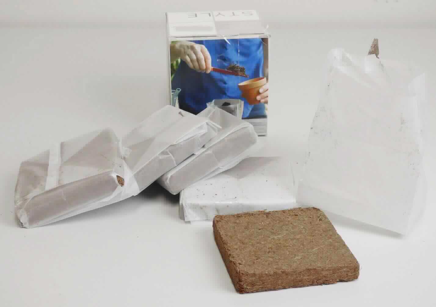 Nach den Antragsangaben und dem vorgelegten Warenmuster handelt es sich bei der sog. "Kokos-Anzuchterde" um ein zerkleinertes, bräunliches Material aus der Kokosnussfruchthülle ohne weitere Zusätze, durchsetzt mit kurzen, haarähnlichen Faserabschnitten (keine textilen Fasern).
Das Erzeugnis ist zu rechteckigen Blöcken (Ziegel) in den Abmessungen von ca. 9,5 x 8,5 x 1,5 cm gepresst. Die Ware ist in wasserdichte Kunststofffolie eingeschlagen und in einem Pappkarton für den im Einzelverkauf aufgemacht (Inhalt: 5 einzeln verpackte Blöcke pro Karton). 

Zolltarifrechtlich handelt es sich um "Pflanzliche Erzeugnisse, anderweit weder genannt noch inbegriffen, andere als Baumwoll-Linters oder Betelblätter (Piper betle L.)".