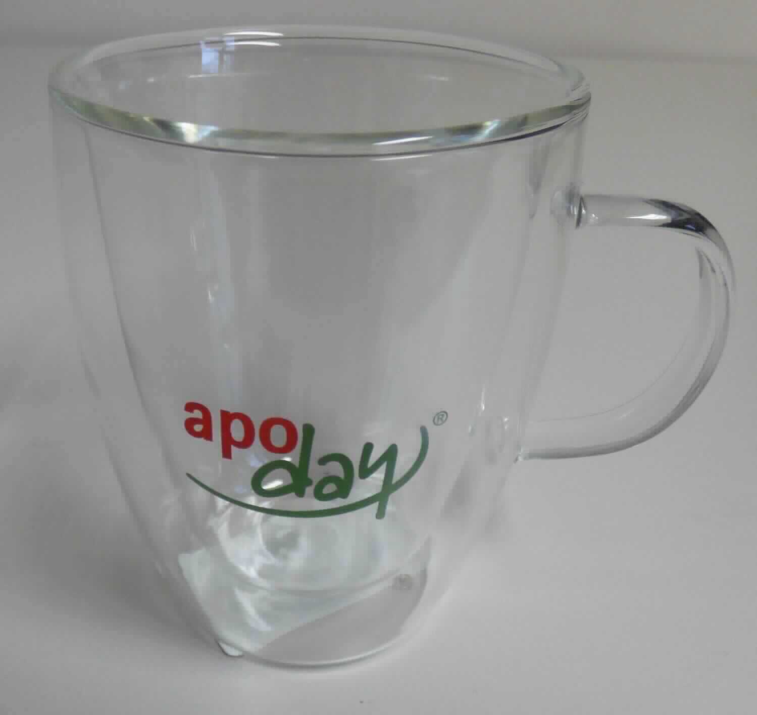 Glasware zur Verwendung bei Tisch (Teeglas), sog. apody Heisse Zitrone Thermogläser, Art. 050707,
Foto siehe Anlage,
- doppelwandig gearbeitetes Teeglas mit Henkel (damit kein Trinkglas),
- lt. Antrag aus Borosilikatglas (Glas mit einem linearen Ausdehnungskoeffizienten von 5 x 10^-6
  oder weniger je Kelvin bei Temperaturen von 0 °C bis 300 °C),
- mit einem Schriftzug versehen,
- in den Abmessungen: ca. 8,2 cm (Durchmesser) x 10,7 cm (Höhe).

"Glasware zur Verwendung bei Tisch oder in der Küche, keine Glaskeramik, kein Trinkglas, kein Bleikristall,
aus Glas mit einem linearen Ausdehnungskoeffizienten von 5 x 10^-6 oder weniger je Kelvin bei Temperaturen
von 0 °C bis 300 °C"