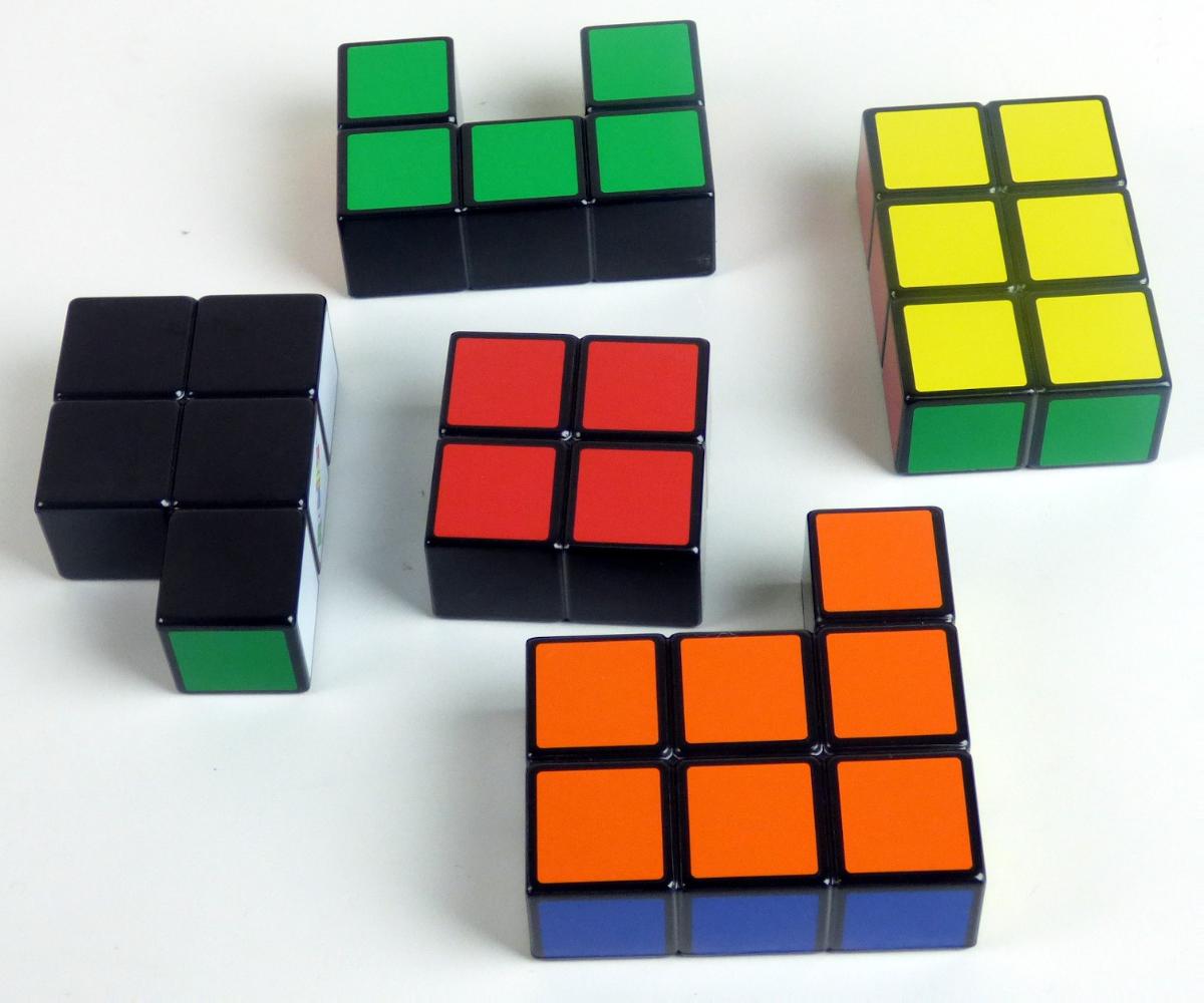 Geduldspiel, sog. "Mc Donald´s - Rubik´s Cube - 2020", Motiv "Build-a-Cube"
- zusammengesetzt würfelförmig, mit einer Kantenlänge von ca. 6,5 cm
- aus fünf verschieden geformten Teilen bestehend (z.B. Quader, U-Form), die so zusammengesetzt
  werden sollen, dass die auf den Außenseiten befindlichen Farbquadrate pro Seite einfarbig sind
- dient der spielerischen Unterhaltung von Kindern und Erwachsenen
- in einem Klarsichtbeutel verpackt.

Die Ware ist als "Puzzle, nicht aus Holz" einzureihen.