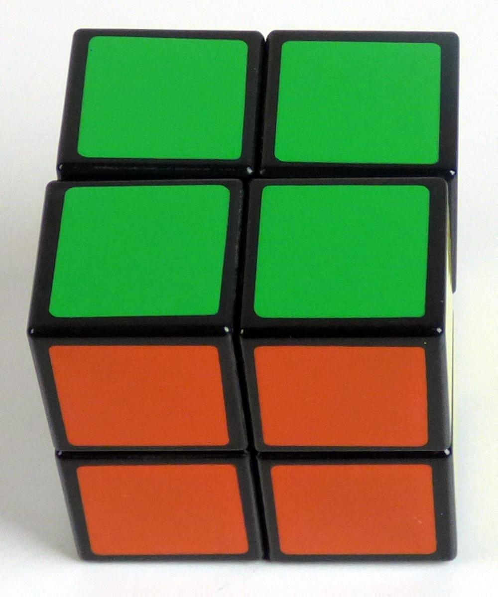 Geduldspiel, sog. "Mc Donald´s - Rubik´s Cube - 2020", Motiv "Classic Squared"
- würfelförmig, mit einer Kantenlänge von ca. 5,8 cm
- mit 24 einzeln verdrehbaren Würfelfeldern aus Kunststoff, die mit sechs verschiedenen
  Farben versehen sind
- Ziel ist es, die Würfelseiten durch Verdrehen einfarbig zu gestalten
- dient der spielerischen Unterhaltung von Kindern und Erwachsenen
- in einem Klarsichtbeutel verpackt.

Die Ware ist als "Puzzle, nicht aus Holz" einzureihen.