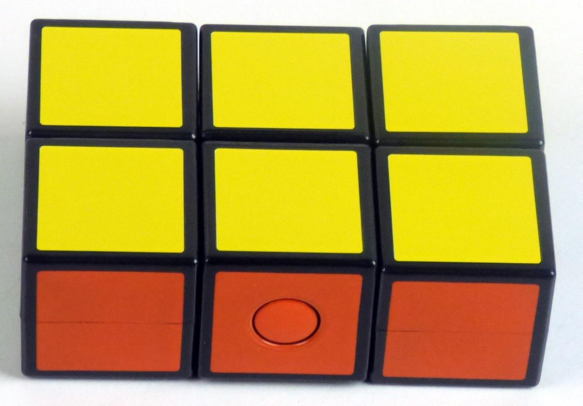 Gedulds- und Geschicklichkeitsspiel, sog. "Mc Donald´s - Rubik´s Cube - 2020, Motiv "Classic Cubed 3x2x1"
- quaderförmig, mit den Abmessungen von ca. 6,6 cm (B) x 4,4 cm (T) x 2,2 cm (H),
- bestehend aus sechs aneinander liegenden, in 2-er oder 3-er Reihen drehbaren Würfeln mit verschiedenfarbigen Außenseiten in bunten Farben,
- auf der Außenseite mit Kunststofffeldern, die einfarbig zusammengeschoben werden sollen,
- dient der spielerischen Unterhaltung von Kindern und Erwachsenen,
- in einem Polyethylenbeutel verpackt.

Zolltarifrechtlich handelt es sich um ein "Puzzle, nicht aus Holz".