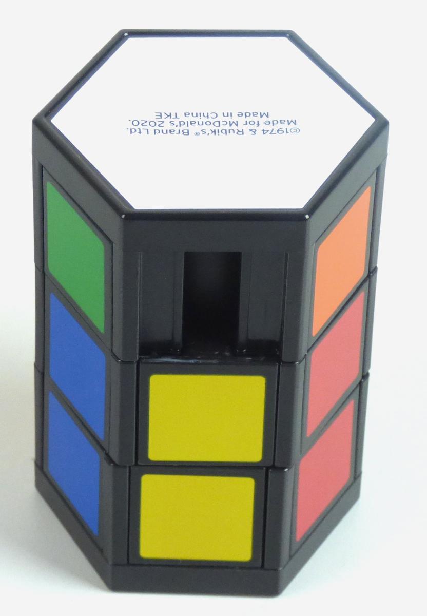 Gedulds-und Geschicklichkeitsspiel, sog. "Mc Donald´s - Rubik´s Cube - 2020", Motiv "Hex-a-Twist"
- mit hexagonal-zylindrischer Form, mit einem Durchmesser von ca. 4,9 cm und einer Höhe von ca. 8 cm,
- auf der Außenseite mit 17 verschiebbaren Kunststofffeldern (6 Spalten mit 3 bzw. einmal mit 2 Feldern) in sechs verschiedenen Farben, die spaltenweise einfarbig zusammengeschoben werden sollen,
- dient der spielerischen Unterhaltung von Kindern und Erwachsenen,
- in einem Polyethylenbeutel verpackt.

Zolltarifrechtlich handelt es sich um ein "Puzzle, nicht aus Holz".