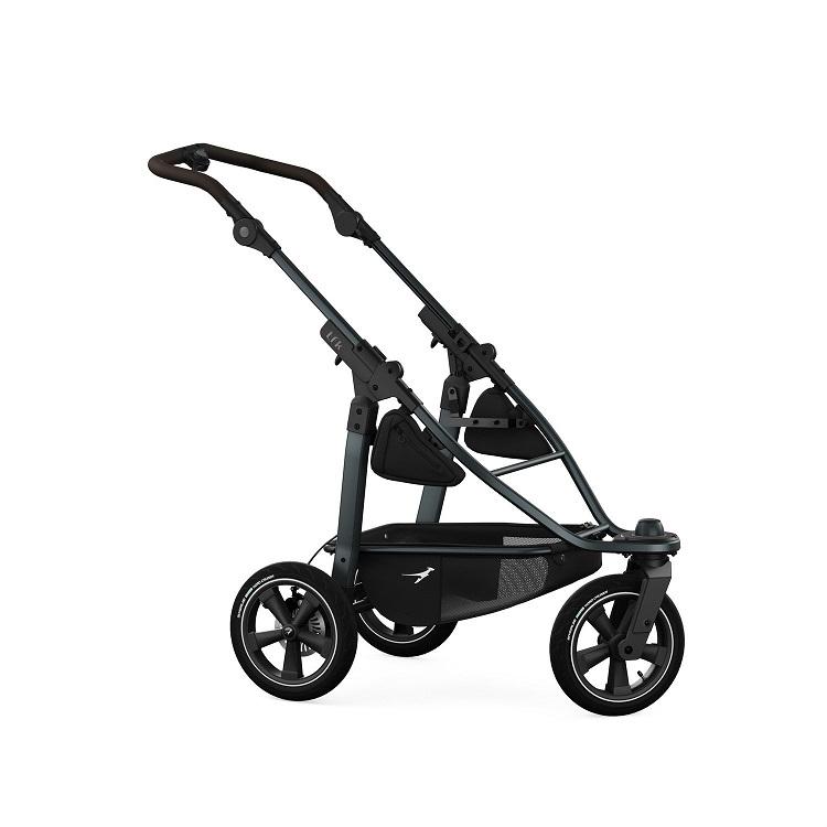 Kinderwagenrahmen/-gestell, Art.: T-M3-FA-A / T-M3-FE-A, Foto siehe Anlage,
- laut Antrag im Wesentlichen bestehend aus:
- - einem Rahmen/Gestell aus Aluminium,
- - drei Rädern in unterschiedlichen Ausführungen (sog. Luftkammerräder aus PU (Polyurethan) 
     bzw. sog. Lufträder mit Mäntel und Schläuchen aus Kautschuk) mit Kunststofffelgen,
- - einem Schiebegriff aus PU-Leder,
- - einem im unteren Bereich angebrachten Korb mit zwei Seitentaschen aus Polyester,
- zur Aufnahme einer sog. Babytragewanne bzw. Sitzeinhang bestimmt,
- aufgrund der objektiven Merkmale (u. a. Form) und Eigenschaften erkennbar hauptsächlich für
  Kinderwagen des Kapitels 87 bestimmt.

"Teil für Kinderwagen (Rahmen)"