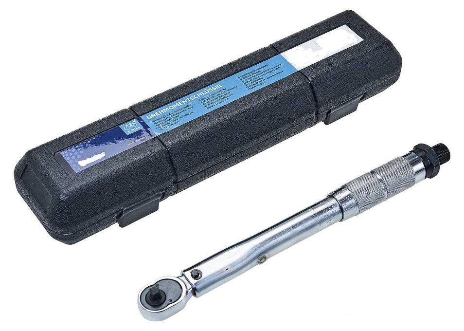 "Drehmomentschlüssel, Art.-Nr. 49315"


- in Form eines vollständig aus Stahl gefertigten Drehmomentschlüssel
   mit 1/4"-Außenvierkantantrieb mit Ratschenmechanismus, umschaltbar auf
   Rechts-/Linkslauf und integriertem Mechanismus zum Einstellen des gewünschten
   Drehmoments von 5 - 25 Nm sowie einer am Griff eingeprägten, entsprechenden Skala

- Gesamtlänge 280 mm

- zum handbetätigten Antrieb von auswechselbaren Steckschlüsseleinsätzen (nicht Gegenstand
    dieser vZTA) beim Anziehen von Muttern und Schrauben

- Drehmomentschlüssel in einem Polybeutel verpackt sowie in einer zur dessen Aufnahme
  besonders gestalteten Kunststoff-Box eingelegt; diese wiederum in einer Kunststofffolie
  verschweißt

Abbildung siehe Anlage.

Derartige Erzeugnisse gehören als "von Hand zu betätigende Schrauben- und Spannschlüssel
(Drehmomentschlüssel), mit nicht verstellbarer Spannweite, mit arbeitendem Teil aus unedlem
Metall" zum TARIC-Code 8204 1100 00.