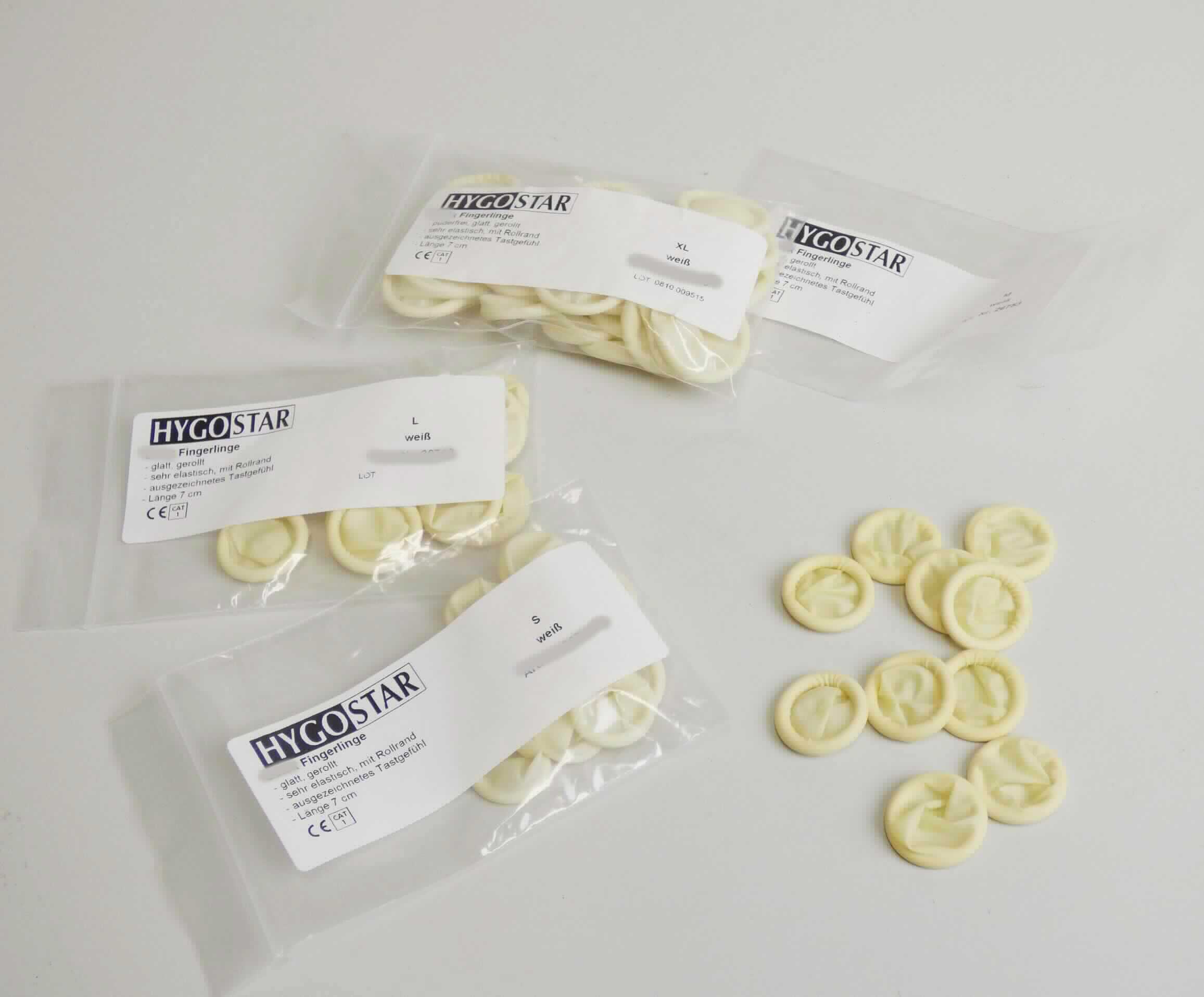 Angaben des Antragstellers: 
Fingerlinge aus Latex, puderfrei in verschiedenen Größen

Feststellungen an Warenmustern: 
Es wurden weiße, aufgerollte Fingerlinge aus einem elastischen Material vorgelegt.

Befund:
Es handelt sich bei den Fingerlingen um Waren zu hygienischen oder medizinischen Zwecken aus Weichkautschuk im Sinne der Position 4014.