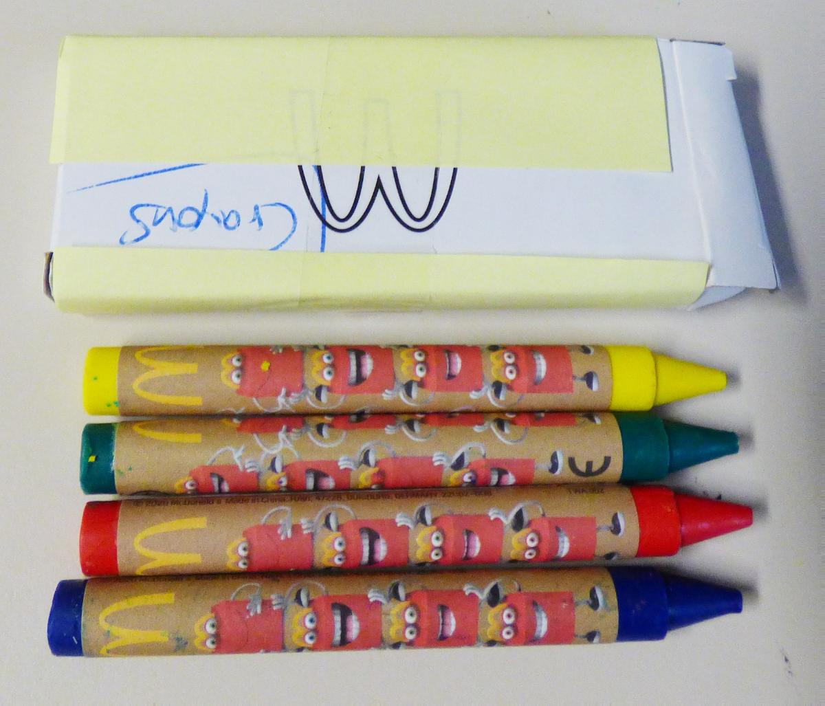 Bei dem sog. "Mc Donald´s - Family Happy Pack - 2020" handelt es sich um vier Stifte in unterschiedlichen Farben mit einer Länge von ca. 77 mm und einem Durchmesser von ca. 8 mm, ohne festen Schutzmantel, mit einer Schutzbanderole aus Papier überzogen. Die Schutzbanderole ist bedruckt. Die Ware ist in einer Pappaufmachung mit Mc-Donalds - Zeichen verpackt.

Die Ware ist als "Farbstifte, ohne festen Schutzmantel, andere als Pastellstifte und Zeichenkohle" einzureihen.