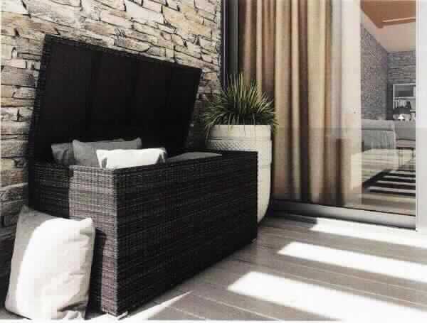 Bei dem sog. "Set CORSIMO M - Art.Nr. 5232M" handelt es sich um eine Warenzusammenstellung in Aufmachung für den Einzelverkauf, bestehend aus einer ca. 60 x 125 x 60 cm (L x B x H) großen Truhe (charakterbestimmend hinsichtlich der Bedeutung für die Verwendung und aufgrund des äußeren Erscheinungsbildes) sowie einer Wetterschutzplane.

Das noch nicht zusammengesetzte Möbel mit aufklappbarem Deckel, Innenverkleidung aus Kunststoff und zwei Griffen besteht im Wesentlichen aus einem Aluminiumgestell, dass vollständig mit einem Kunststoffgeflecht im Rattan-Design bespannt ist. Die Box wird auf den Boden gestellt und dient der Aufnahme von Kissen und Auflagen (nicht Gegenstände der vZTA-Entscheidung) für Gartenmöbel.

Da weder das Metall noch der Kunststoff den Charakter der aus verschiedenen Stoffen bestehenden Ware bestimmt (das Metallgestell verleiht dem Möbel die notwendige Stabilität im Hinblick auf seine Verwendung, der Kunststoff ist im Hinblick auf Umfang/äußeres Erscheinungsbild maßgebend), ist die Ware in die zuletzt genannte der gleichermaßen in Betracht kommenden Unterpositionen einzureihen. 

Die Erzeugnisse sind gemeinsam in einem Pappkarton aufgemacht.

Die Warenzusammenstellung ist als "anderes als von den Positionen 9401 sowie 9402 erfasstes Möbel, aus Kunststoff" einzureihen.