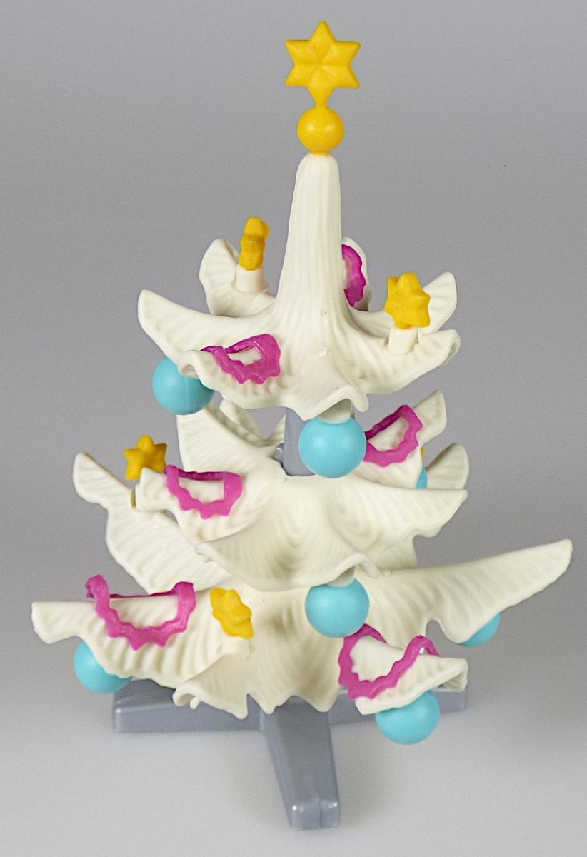 Bausatz aus Kunststoff für einen Weihnachtsbaum (Artikelnummer: 30734893)
-  mit vier Teilen aus weichem, biegsamen Kunststoff
- mit einem Ständer mit Stamm, der sich nach oben hin verjüngt, auf den drei weiße Tannenkränze mit unterschiedlichen großen Aussparungen in der Mitte gesteckt werden
- die Tannenkränze sind mit Kerzen, türkisfarbenen Kugeln sowie pinkfarbenen Bändern geschmückt
- dient der spielerischen Unterhaltung vor allem von Kindern (somit keine Ware der Position 9505)
- in einem Klarsichtbeutel verpackt.

Da der Tannenbaum aus mehreren Teilen besteht, die zusammengebaut werden und mit denen alleine nicht sinnvoll gespielt werden kann, handelt es sich um einen Bausatz und nicht um anderes Spielzeug aus Kunststoffen.

Die Ware wird als "anderes als in den Unterpositionen (KN) 9503 0010 bis 9503 0030 erfasstes Spielzeug, Bausatz, aus Kunststoff" eingereiht.