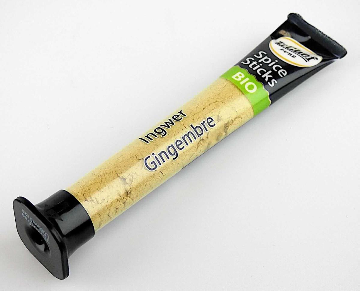 Nach den Angaben der Antragstellerin und dem vorliegenden Warenmuster handelt es sich bei dem sog. "LeChef Stick Ingwer" um getrockneten, fein gemahlenen Ingwer. Das Ingwerpulver ist in einer tubenförmigen Verpackung (Inhalt 4,8 g) mit abgeflachtem Deckel als Standfläche verpackt.

Zolltarifrechtlich handelt es sich um "Ingwer, gemahlen".