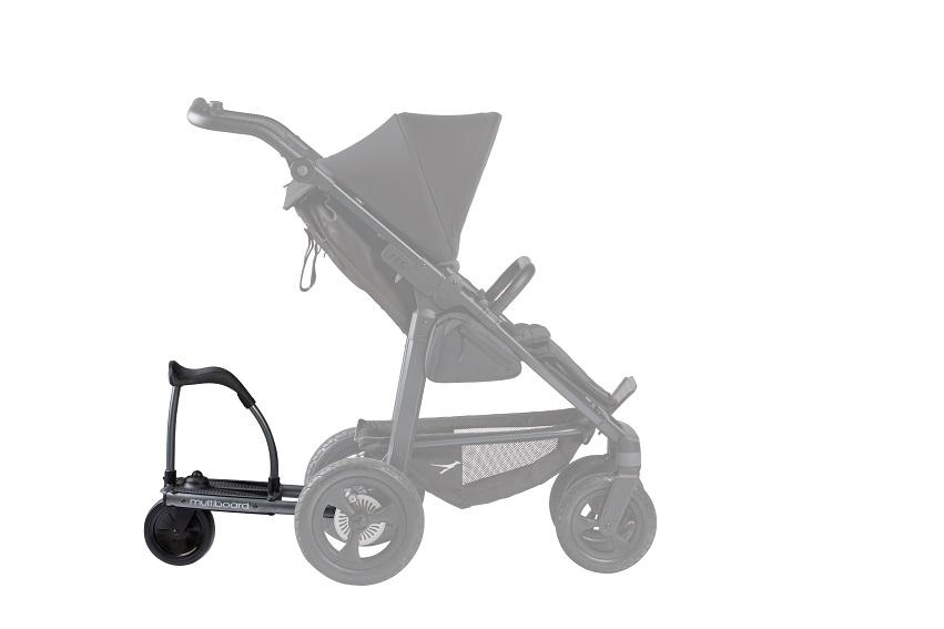 Kinderanhänger, sog. Multiboard, T-112-19, Fotos siehe Anlage,
- laut Antrag bestehend aus:
- - einem plattformartigen, mit rutschhemmender Oberfläche versehenen Fahrgestell 
     aus Kunststoff und seitlichen Verstärkungselementen aus Aluminium,
- - einem abnehmbaren, sattelartigen Aufbau aus Kunststoff und Aluminium,
- - - mit einem schwenkbaren Rad,
- - - vorne mit einer stangenartigen Anhängevorrichtung ausgestattet,
- wird hinten mittels der beiliegenden, besonderen Anhängevorrichtung 
  (nicht charakterbestimmend) an Kinderwagen (Fahrzeuge der Pos. 8715) 
  angekuppelt,
- dient dem sitzenden bzw. stehenden Transport eines weiteren Kindes.

"Anhänger (Kinderanhänger), anderer als in den Unterpositionen 
8716 10 bis 8716 39 genannte"