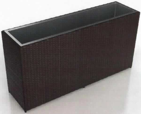 Nach den Angaben der Antragstellerin, den Produktabbildungen sowie dem vorliegenden Materialmuster handelt es sich bei dem Artikel NATURA L (Art.Nr. 6028L) um einen ca. 30 x 110 x 55 cm großen, rechteckigen, oben und unten offenen Blumentopf aus einem Stahlgestell, welches unmittelbar vollständig mit Kunststoffstreifen in Rattan-Optik (Breite mehr als 5 mm; Flechtstoff im Sinne der Anmerkung 1 zu Kapitel 46) umwebt ist. 
Im Inneren ist der Blumenkasten mit einem Pflanz-Einsatz aus Stahl (ca. 24,5 x 104 x 40 cm) ausgestattet.

Der Charakter des Pflanzkübels wird hinsichtlich des Umfanges und des äußeren Erscheinungsbildes durch die Flechtstoffe bestimmt.

Zolltarifrechtlich handelt es sich um eine "Flechtware, unmittelbar aus anderen als pflanzlichen Flechtstoffen hergestellt".