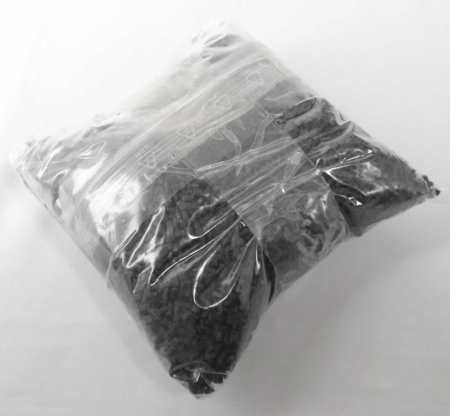 Angaben des Antragstellers:
Polypropylen, glasfaserverstärkt (GF30%)

Untersuchungsergebnisse an einem Warenmuster:
Schwarzes Granulat mit ovalem Querschnitt aus Polypropylen und Glasfasern.

Befund:
Es liegt Polypropylen in Primärform im Sinne der Unterposition (KN) 3902 1000 vor.