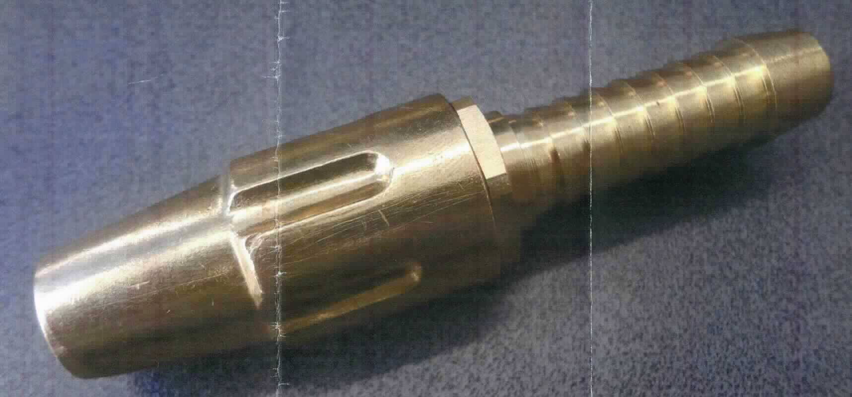 Sog. Spritzdüse, 
aus einer länglichen, runden Düse aus Messing mit einem Tüllenanschluss und einem drehbaren Verstellmechanismus zur Veränderung des Wasserstrahls und zur Regelung des Flüssigkeitsdurchflusses, zum Verspritzen von Wasser im Gartenbau oder in der Industrie nach Anschluss an einen Wasserschlauch.

Das Erzeugnis ist als "Armaturähnlicher Apparat für Schlauchleitungen, nicht erfasst von den Unterpositionen 8481 10 - 8481 8087" einzureihen.