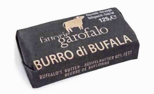 Butter aus Büffelmilch

Ein Warenmuster in Original-Umschließung und Angaben zur Zusammensetzung wurden vorgelegt.

Beschaffenheit des vorgelegten Warenmusters:
Quaderförmiger Butterblock (ca. 10,5 cm x 6,0 cm x 2,0 cm), eingewickelt in ein beschichtetes, bedrucktes, festes Papier mit mehrsprachigen Angaben zu u. a. Warenbezeichnung (Büffel-Sauerrahmbutter mit 82 % Fett), Nennfüllmenge (125 g), Hersteller und Nährwerten.
Inhalt: Schwach gelbliche, homogene, streichfähige, fettige Masse nach Art von Butter. 

Milchfettgehalt*: mehr als 80 GHT, jedoch weniger als 95 GHT
fettfreie Milchtrockenmasse*: 2 GHT oder weniger
Wassergehalt*: 16 GHT oder weniger
*: festgestellt gemäß ISO 3727-1 bis 3:2001

Natürliche Butter, mit einem Fettgehalt von 85 GHT oder weniger, in unmittelbaren Umschließungen mit einem Gewicht des Inhalts von 1 kg oder weniger.
