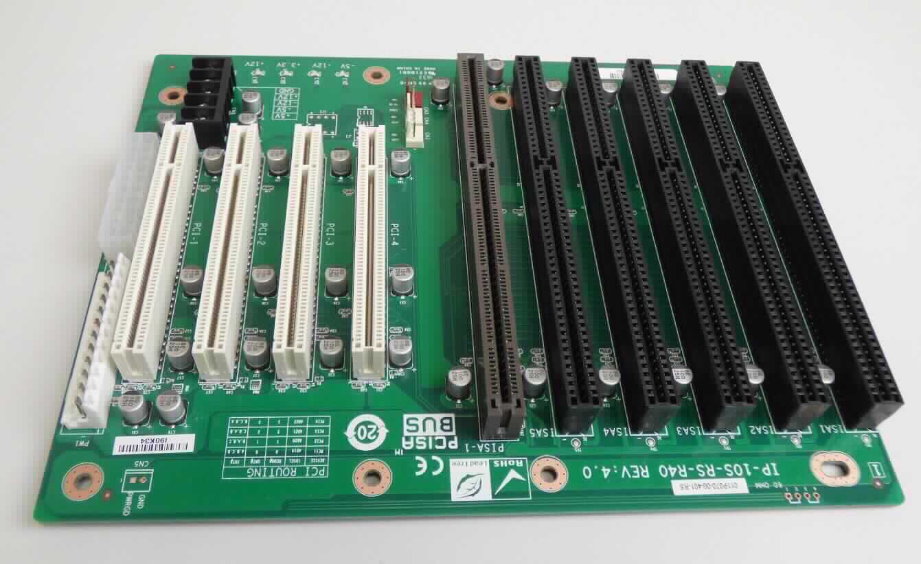 Board, sog. passive Backplane, im Wesentlichen bestehend aus einer gedruckten Schaltung ohne aktive Bauelemente, insbesondere ohne ICs, welche mit 10 Steckverbindern (4 x PCI, 5 x ISA und 1x PISA), Kondensatoren und Widerständen bestückt ist. Nach Einbau in eine automatische Datenverarbeitungsmaschine dient das Erzeugnis als Rückplatte und stellt die Steckverbinder für Einschubbaugruppen bereit.

Die Ware wird als "Teil, erkennbar hauptsächlich für Maschinen der Position 8471 bestimmt, keine zusammengesetzte elektronische Schaltung (Baugruppe)" eingereiht.

Anlage: 1 Abbildung