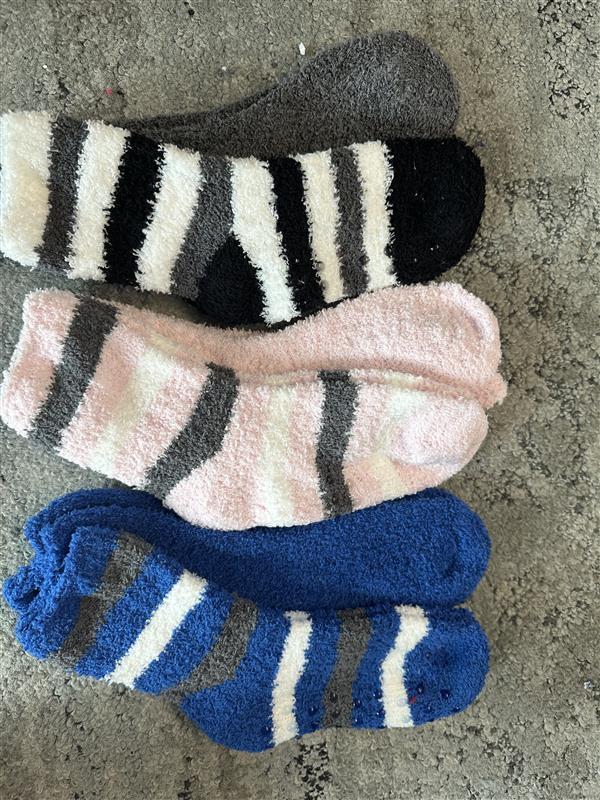 Socken, sog. Kuschelsocken für Kinder, Größe 27/30, Foto siehe Anlage,
- zwei Paar an einer bedruckten Pappkarte mit Aufhänger befestigt,
- aus ca. 2,4 mm dicken, einfarbigen oder buntgewirkten Plüschgewirken aus laut Antrag 
  95 % Polyester und 5 % Elasthan (beides synthetische Chemiefasern),
- annähernd schlauchförmig, abgepasst gewirkt und an der Fußspitze durch Zusammen-
  nähen konfektioniert,
- mit ausgearbeiteter Ferse,
- ein Paar ist auf der Lauffläche rutschhemmend bedruckt,
- am oberen Ende elastisch verengt,
- den Knöchel bedeckend, nicht bis zur Mitte der Waden reichend.

"Socken, aus Gewirken, aus synthetischen Chemiefasern"