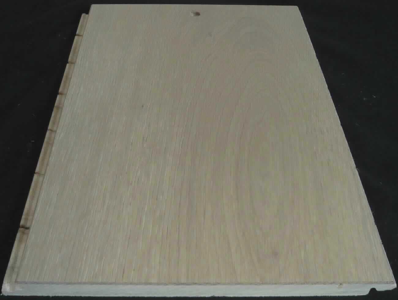 Fertigparkett Eiche
- in Form von 3-lagigen, brettartigen Paneelen (LxBxH: 1900 x 190 x 14 mm, lt. Antrag),
- aus einer ca. 2 mm starken unteren Lage (Gegenzug) aus Pappelholz, einer ca. 9 mm
  starken Mittellage aus nebeneinander gelegten Stäben (Pappelholz) und einer ca. 3 mm
  starken Decklage (Lauffläche) aus einem durchgehenden Stab aus weiß natur-geöltem
  Eichenfurnier,
- die Faserrichtungen der drei Lagen sind um 90 Grad gegeneinander versetzt,
- profiliert (gefalzt; Click-System),
- zur Verwendung als Fußbodenbelag.
(Abbildung siehe Anlage)

"Zusammengesetzte Fußbodenplatte, aus Holz, nicht aus Bambus oder mit mindestens der 
 Toplage (Nutzschicht) aus Bambus, nicht für Mosaikfußböden, mehrlagig; sog. Fertigparkett"