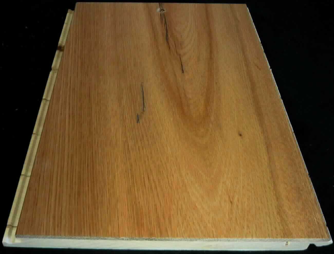 Fertigparkett Eiche
- in Form von 3-lagigen, brettartigen Paneelen (LxBxH: 1860 x 189 x 15 mm, lt. Antrag),
- aus einer ca. 2 mm starken unteren Lage (Gegenzug) aus Pappelholz, einer ca. 9 mm
  starken Mittellage aus nebeneinander gelegten Stäben (Pappelholz) und einer ca. 4 mm
  starken Decklage (Lauffläche) aus einem durchgehenden Stab aus natur-geöltem
  Eichenfurnier,
- die Faserrichtungen der drei Lagen sind um 90 Grad gegeneinander versetzt,
- profiliert (gefalzt; Click-System),
- zur Verwendung als Fußbodenbelag.
(Abbildung siehe Anlage)

"Zusammengesetzte Fußbodenplatte, aus Holz, nicht aus Bambus oder mit mindestens der 
 Toplage (Nutzschicht) aus Bambus, nicht für Mosaikfußböden, mehrlagig; sog. Fertigparkett"