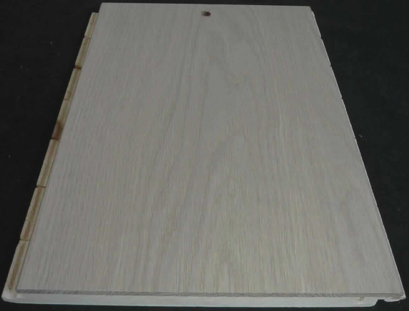 Fertigparkett Eiche
- in Form von 3-lagigen, brettartigen Paneelen (LxBxH: 1900 x 190 x 15 mm, lt. Antrag),
- aus einer ca. 2 mm starken unteren Lage (Gegenzug) aus Pappelholz, einer ca. 9 mm
  starken Mittellage aus nebeneinander gelegten Stäben (Pappelholz) und einer ca. 4 mm
  starken Decklage (Lauffläche) aus einem durchgehenden Stab aus weiß natur-geöltem
  Eichenfurnier,
- die Faserrichtungen der drei Lagen sind um 90 Grad gegeneinander versetzt,
- profiliert (gefalzt; Click-System),
- zur Verwendung als Fußbodenbelag.
(Abbildung siehe Anlage)

"Zusammengesetzte Fußbodenplatte, aus Holz, nicht aus Bambus oder mit mindestens der 
 Toplage (Nutzschicht) aus Bambus, nicht für Mosaikfußböden, mehrlagig; sog. Fertigparkett"