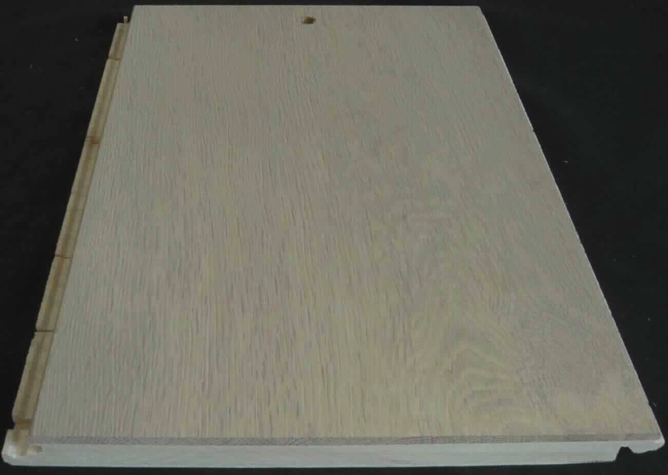 Fertigparkett Eiche
- in Form von 3-lagigen, brettartigen Paneelen (LxBxH: 1900 x 190 x 15 mm, lt. Antrag),
- aus einer ca. 2 mm starken unteren Lage (Gegenzug) aus Pappelholz, einer ca. 9 mm
  starken Mittellage aus nebeneinander gelegten Stäben (Pappelholz) und einer ca. 4 mm
  starken Decklage (Lauffläche) aus einem durchgehenden Stab aus weiß natur-geöltem
  Eichenfurnier,
- die Faserrichtungen der drei Lagen sind um 90 Grad gegeneinander versetzt,
- profiliert (gefalzt; Click-System),
- zur Verwendung als Fußbodenbelag.
(Abbildung siehe Anlage)

"Zusammengesetzte Fußbodenplatte, aus Holz, nicht aus Bambus oder mit mindestens der 
 Toplage (Nutzschicht) aus Bambus, nicht für Mosaikfußböden, mehrlagig; sog. Fertigparkett"