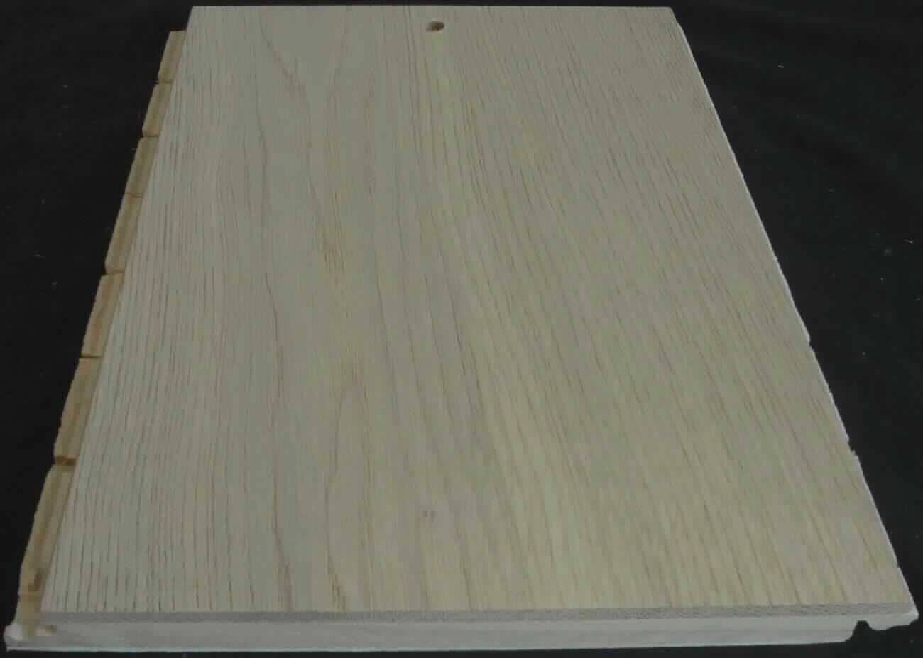 Fertigparkett Eiche
- in Form von 3-lagigen, brettartigen Paneelen (LxBxH: 1860 x 189 x 15 mm, lt. Antrag),
- aus einer ca. 2 mm starken unteren Lage (Gegenzug) aus Pappelholz, einer ca. 9 mm
  starken Mittellage aus nebeneinander gelegten Stäben (Pappelholz) und einer ca. 4 mm
  starken Decklage (Lauffläche) aus einem durchgehenden Stab aus weiß natur-geöltem
  Eichenfurnier,
- die Faserrichtungen der drei Lagen sind um 90 Grad gegeneinander versetzt,
- profiliert (gefalzt; Click-System),
- zur Verwendung als Fußbodenbelag.
(Abbildung siehe Anlage)

"Zusammengesetzte Fußbodenplatte, aus Holz, nicht aus Bambus oder mit mindestens der 
 Toplage (Nutzschicht) aus Bambus, nicht für Mosaikfußböden, mehrlagig; sog. Fertigparkett"
