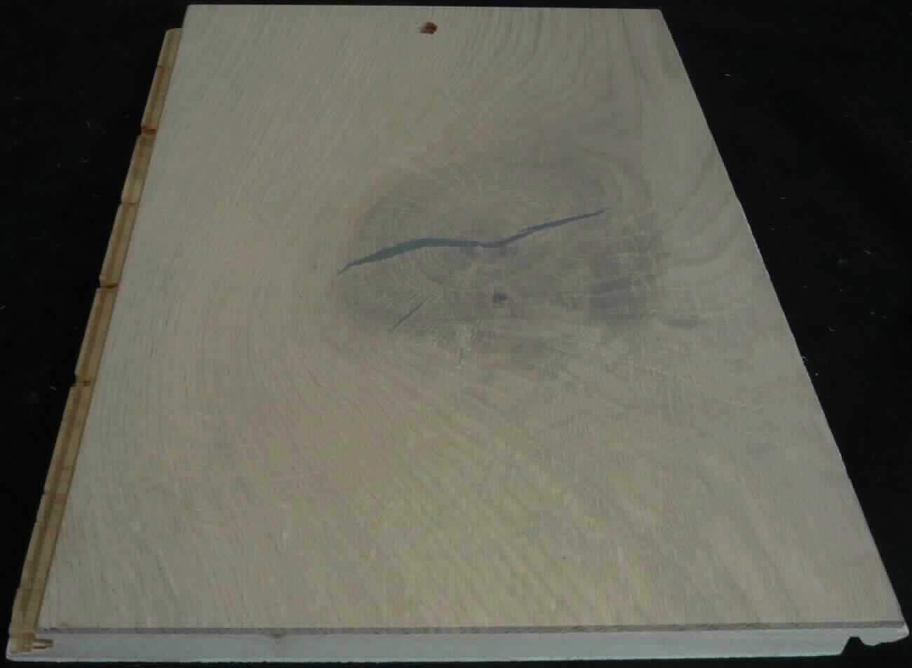 Fertigparkett Eiche
- in Form von 3-lagigen, brettartigen Paneelen (LxBxH: 1900 x 190 x 14 mm, lt. Antrag),
- aus einer ca. 2 mm starken unteren Lage (Gegenzug) aus Pappelholz, einer ca. 9 mm
  starken Mittellage aus nebeneinander gelegten Stäben (Pappelholz) und einer ca. 3 mm
  starken Decklage (Lauffläche) aus einem durchgehenden Stab aus weiß natur-geöltem
  Eichenfurnier,
- die Faserrichtungen der drei Lagen sind um 90 Grad gegeneinander versetzt,
- profiliert (gefalzt; Click-System),
- zur Verwendung als Fußbodenbelag.
(Abbildung siehe Anlage)

"Zusammengesetzte Fußbodenplatte, aus Holz, nicht aus Bambus oder mit mindestens der 
 Toplage (Nutzschicht) aus Bambus, nicht für Mosaikfußböden, mehrlagig; sog. Fertigparkett"