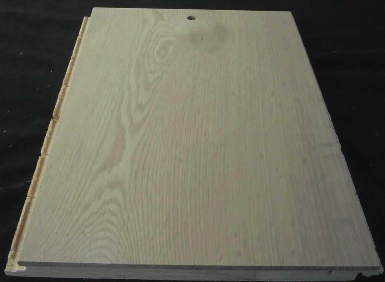 Fertigparkett Eiche
- in Form von 3-lagigen, brettartigen Paneelen (LxBxH: 1860 x 189 x 15 mm, lt. Antrag),
- aus einer ca. 2 mm starken unteren Lage (Gegenzug) aus Pappelholz, einer ca. 9 mm
  starken Mittellage aus nebeneinander gelegten Stäben (Pappelholz) und einer ca. 4 mm
  starken Decklage (Lauffläche) aus einem durchgehenden Stab aus weiß natur-geöltem
  Eichenfurnier,
- die Faserrichtungen der drei Lagen sind um 90 Grad gegeneinander versetzt,
- profiliert (gefalzt; Click-System),
- zur Verwendung als Fußbodenbelag.
(Abbildung siehe Anlage)

"Zusammengesetzte Fußbodenplatte, aus Holz, nicht aus Bambus oder mit mindestens der 
 Toplage (Nutzschicht) aus Bambus, nicht für Mosaikfußböden, mehrlagig; sog. Fertigparkett"