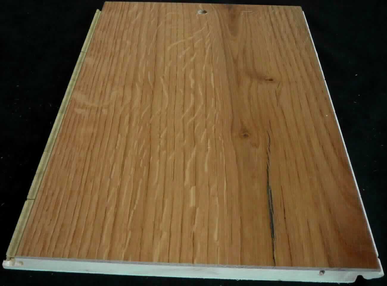 Fertigparkett Eiche
- in Form von 3-lagigen, brettartigen Paneelen (LxBxH: 1900 x 190 x 14 mm, lt. Antrag),
- aus einer ca. 2 mm starken unteren Lage (Gegenzug) aus Pappelholz, einer ca. 9 mm
  starken Mittellage aus nebeneinander gelegten Stäben (Pappelholz) und einer ca. 3 mm
  starken Decklage (Lauffläche) aus einem durchgehenden Stab aus natur-geöltem
  Eichenfurnier,
- die Faserrichtungen der drei Lagen sind um 90 Grad gegeneinander versetzt,
- profiliert (gefalzt; Click-System),
- zur Verwendung als Fußbodenbelag.
(Abbildung siehe Anlage)

"Zusammengesetzte Fußbodenplatte, aus Holz, nicht aus Bambus oder mit mindestens der 
 Toplage (Nutzschicht) aus Bambus, nicht für Mosaikfußböden, mehrlagig; sog. Fertigparkett"