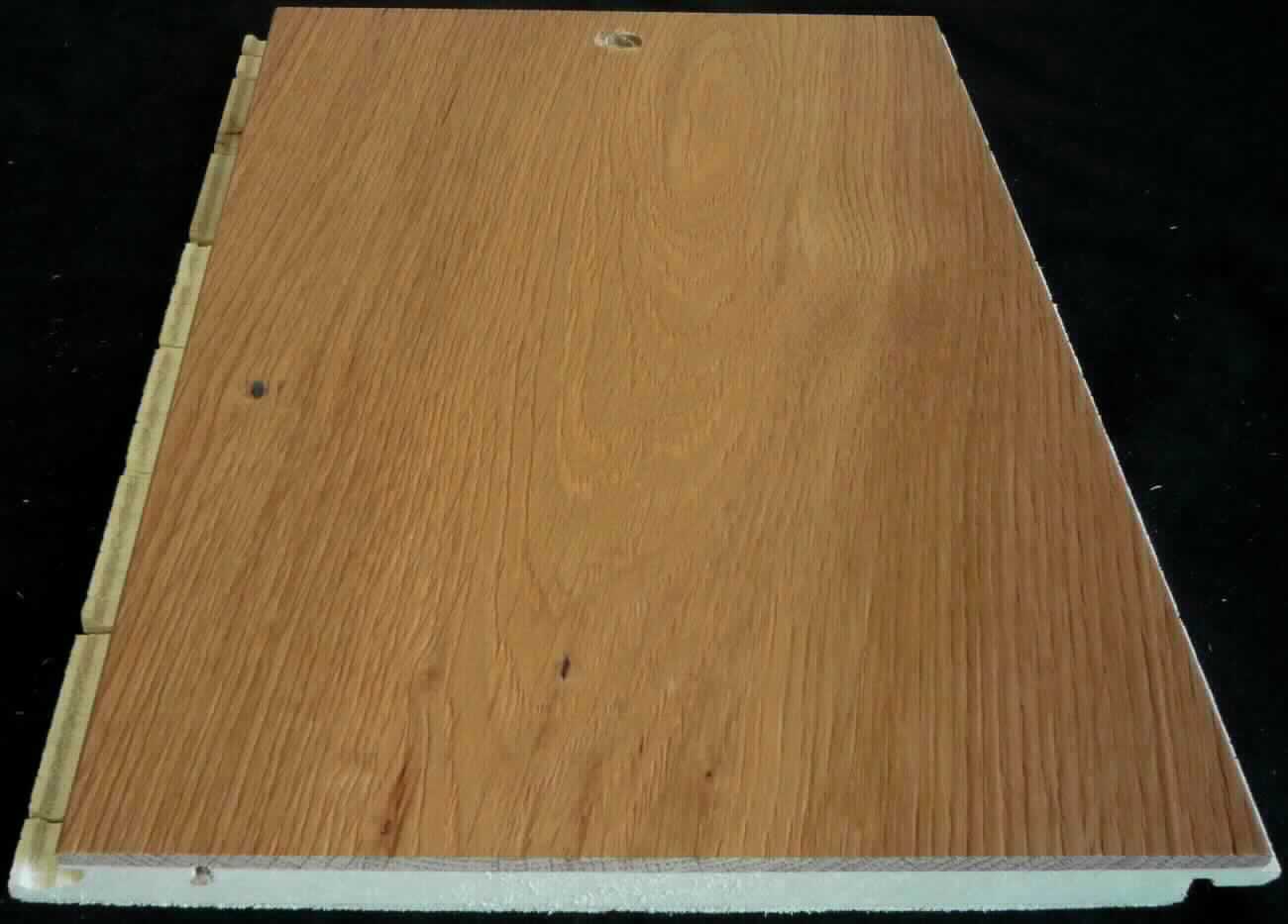 Fertigparkett Eiche
- in Form von 3-lagigen, brettartigen Paneelen (LxBxH: 1900 x 190 x 15 mm, lt. Antrag),
- aus einer ca. 2 mm starken unteren Lage (Gegenzug) aus Pappelholz, einer ca. 9 mm
  starken Mittellage aus nebeneinander gelegten Stäben (Pappelholz) und einer ca. 4 mm
  starken Decklage (Lauffläche) aus einem durchgehenden Stab aus natur-geöltem
  Eichenfurnier,
- die Faserrichtungen der drei Lagen sind um 90 Grad gegeneinander versetzt,
- profiliert (gefalzt; Click-System),
- zur Verwendung als Fußbodenbelag.
(Abbildung siehe Anlage)

"Zusammengesetzte Fußbodenplatte, aus Holz, nicht aus Bambus oder mit mindestens der 
 Toplage (Nutzschicht) aus Bambus, nicht für Mosaikfußböden, mehrlagig; sog. Fertigparkett"