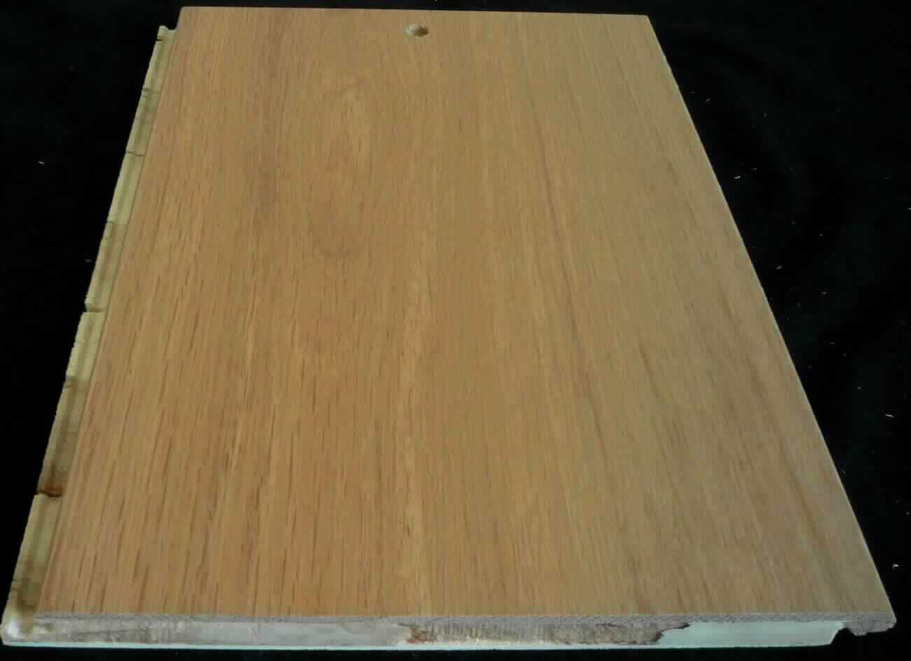 Fertigparkett Eiche
- in Form von 3-lagigen, brettartigen Paneelen (LxBxH: 1900 x 190 x 14 mm, lt. Antrag),
- aus einer ca. 2 mm starken unteren Lage (Gegenzug) aus Pappelholz, einer ca. 9 mm
  starken Mittellage aus nebeneinander gelegten Stäben (Pappelholz) und einer ca. 3 mm
  starken Decklage (Lauffläche) aus einem durchgehenden Stab aus natur-geöltem
  Eichenfurnier,
- die Faserrichtungen der drei Lagen sind um 90 Grad gegeneinander versetzt,
- profiliert (gefalzt; Click-System),
- zur Verwendung als Fußbodenbelag.
(Abbildung siehe Anlage)

"Zusammengesetzte Fußbodenplatte, aus Holz, nicht aus Bambus oder mit mindestens der 
 Toplage (Nutzschicht) aus Bambus, nicht für Mosaikfußböden, mehrlagig; sog. Fertigparkett"