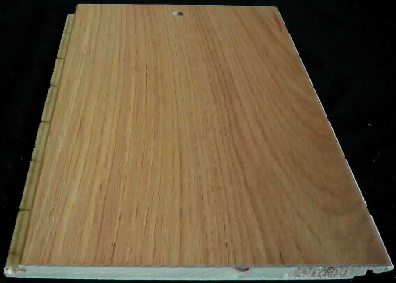 Fertigparkett Eiche
- in Form von 3-lagigen, brettartigen Paneelen (LxBxH: 1900 x 190 x 14 mm, lt. Antrag),
- aus einer ca. 2 mm starken unteren Lage (Gegenzug) aus Pappelholz, einer ca. 9 mm
  starken Mittellage aus nebeneinander gelegten Stäben (Pappelholz) und einer ca. 3 mm
  starken Decklage (Lauffläche) aus einem durchgehenden Stab aus natur-geöltem
  Eichenfurnier,
- die Faserrichtungen der drei Lagen sind um 90 Grad gegeneinander versetzt,
- profiliert (gefalzt; Click-System),
- zur Verwendung als Fußbodenbelag.
(Abbildung siehe Anlage)

"Zusammengesetzte Fußbodenplatte, aus Holz, nicht aus Bambus oder mit mindestens der 
 Toplage (Nutzschicht) aus Bambus, nicht für Mosaikfußböden, mehrlagig; sog. Fertigparkett"