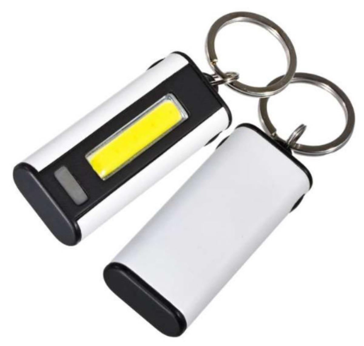 LED-Leuchte mit Schlüsselanhänger „Pocket LED Selekt“ (Abbildung siehe Anlage)
- aus mehreren COB-Leuchtdioden in einem flachen, länglichen Gehäuse (Abmessungen:
  60 x 25 x 10mm) mit Batteriefach mit zwei eingelegten Knopfzellen,
- befestigt an einem Drehgelenk mit Schlüsselring aus unedlem Metall,
- zur Verwendung als tragbare elektrische Leuchte (Dauerlicht) – charakterbestimmender
  Bestandteil – und als Schlüsselring,
- verpackt in einer Einzelgeschenkverpackung .

Hinsichtlich des Umfangs bestimmt die tragbare elektrische Leuchte den Charakter des Ganzen.

"Tragbare elektrische Leuchte zum Betrieb mit eigener Stromquelle, kein Beleuchtungsgerät von der
für Kraftfahrzeuge oder Fahrräder verwendeten Art (zusammengesetzte Ware aus tragbarer elektrischer Leuchte -charakterbestimmend- und Schlüsselring)"