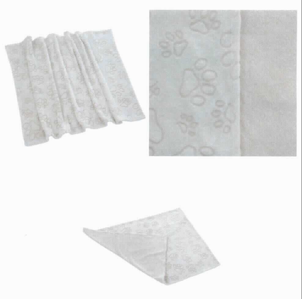 Decke, sog. Smartpet Microfaserdecke Pawzzz, Foto siehe Anlage, 
- vepackt in einer bedruckten Papprolle, 
- rechteckig, in den Abmessungen von laut Antrag 100 cm x 75 cm, 
- einlagig, aus einfarbigen Plüschgewirken aus laut Antrag 100 % Polyester (synthetische Chemiefasern); laut 
  Antrag mit geprägtem Pfotendesign verziert, 
- ohne elektrische Heizvorrichtung, 
- an allen Rändern durch Umschlagen und Festnähen gesäumt (damit konfektioniert), 
- ohne Polsterung oder Füllung; somit keine Ware der Position 9404, 
- zur Verwendung als Liegedecke für Tiere bestimmt, damit keine Ware der Position 6307, 
- nicht zur Ausstattung von Tieren bestimmt, somit keine Ware i. S. d. Position 4201.

"Decke, aus Spinnstoffen, ohne elektrische Heizvorrichtung, aus synthetischen Chemiefasern, aus Gewirken"