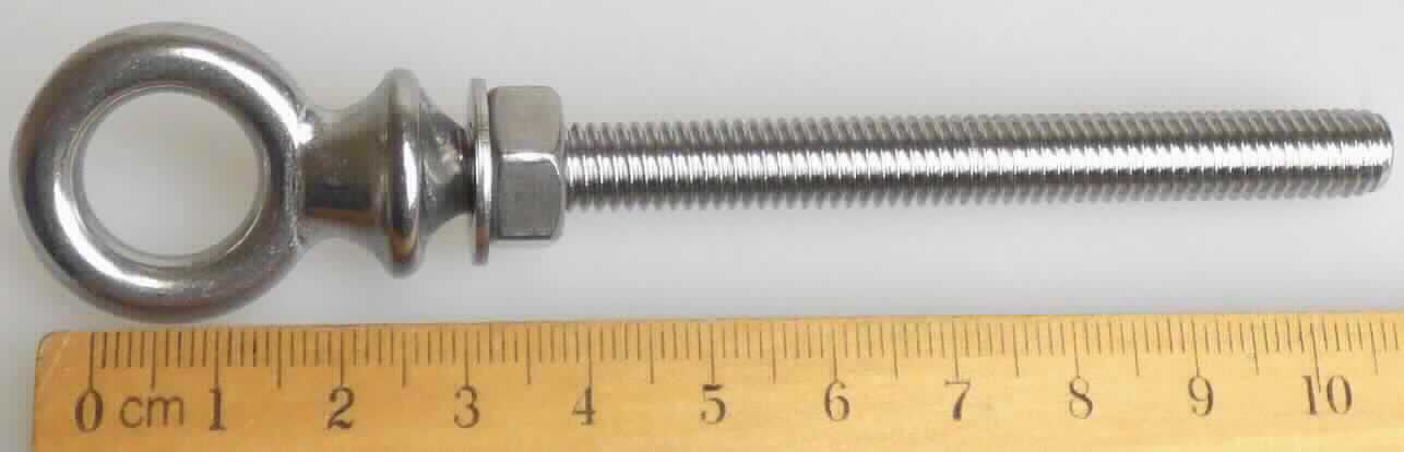 Es handelt sich um vollständig aus Stahl gefertigte Schrauben mit einem Kopf, dessen äußeres Ende zu einem Ring ausgeformt ist, und mit einem bis zum Kopf reichenden, metrischen Gewinde mit stumpfem Gewindeende. Der dem Gewinde zugewandte Teil des Kopfs weist zunächst einen kreisförmigen, sich vergrößernden Querschnitt auf und ist unmittelbar zum Gewinde hin in der Art eines Senkkopfs ausgebildet.
Die Waren sind mit einer passenden Unterlegscheibe sowie einer Sechskantmutter ausgestattet und in einem transparenten Beutel mit Aufhänger für den Einzelverkauf verpackt.
Die Schraube stellt sich insbesondere aufgrund des Umfangs und der Bedeutung für die Verwendung als der Bestandteil dar, der den Waren aus verschiedenen Bestandteilen ihren wesentlichen Charakter verleiht.
Abmessungen: 14,0 x 80 mm.
- Antragstellerangaben - 

Abbildung siehe Anlage.

Derartige Erzeugnisse gehören als "andere Ösenschrauben aus Stahl, mit Gewinde" zum TARIC-Code 7318 1300 90.