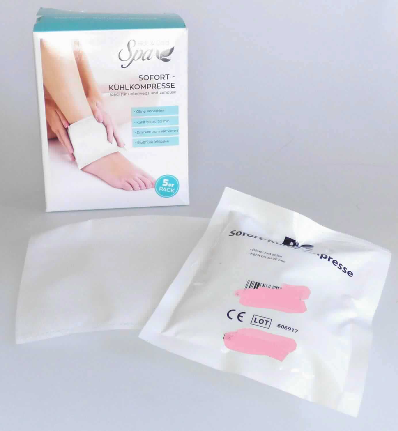 Angaben:
Kühlpacks, Artikelnummer 20683. In den Kühlpacks befindet sich ein Beutel mit Wasser und Harnstoff als Feststoff. Durch Knicken der Kühlpacks wird das Wasser aus dem Beutel freigesetzt und bewirkt beim Vermischen mit dem Harnstoff eine starke Abkühlung der Mischung.

Feststellungen:
Fünf Kunststoffbeutel (ca. 10 x 15 cm) befüllt mit einem weißen Granulat und einem Plastikbeutel mit farbloser Flüssigkeit. Die Beutel sind zusammen mit einer Vlieshülle zur Aufnahme der Kühlpacks in einer buntbedruckten Pappschachtel in Aufmachung für den Einzelverkauf verpackt.

Befund:
Chemische Erzeugnisse und Zubereitungen der chemischen Industrie oder verwandter Industrien (einschließlich Mischungen von Naturprodukten), anderweit weder genannt noch inbegriffen; chemische Erzeugnisse oder Zubereitungen, überwiegend aus organischen Verbindungen bestehend, anderweit weder genannt noch inbegriffen; andere.