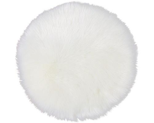 Sitzauflage, sog. Fell-Sitzkissen "Fake",
- laut Antrag:
-- rund, mit einem Durchmesser von ca. 35 cm, 
-- aus einem zweilagigen Textillaminat: 
--- mit einer Schauseite aus einem Plüschgewirke der Position 6001 aus Polyester   
    (synthetische Chemiefasern), 
--- mit einer Rückseite aus einem gerauten Kettengewirke aus synthetischen Chemiefasern, 
-- am Rand mit einer Überwendlichnaht gesäumt,
-- zur Verwendung als Auflage für Möbel (z. B. Sitzmöbel),
- u. a. durch Säumen konfektioniert,
- aus durch Wirken hergestellten Flächenerzeugnissen bestehend, somit nicht aus künstlichem
  Pelzwerk,
- erfüllt nicht die Voraussetzungen zur Einreihung als Teppich oder Fußbodenbelag im Sinne des   
  Kapitels 57 (somit u. a. keine Ware der Position 5702),
- ohne Polsterung oder Füllung, somit keine den Bettausstattungen ähnliche Ware der 
  Position 9404,
- kennzeichnet sich aufgrund der eindeutig raumbezogenen Funktion als Ware zur Innen-
  ausstattung.

"Andere Ware zur Innenausstattung (Sitzauflage) aus Spinnstoffen, keine Ware der Position 
 9404, aus Gewirken"