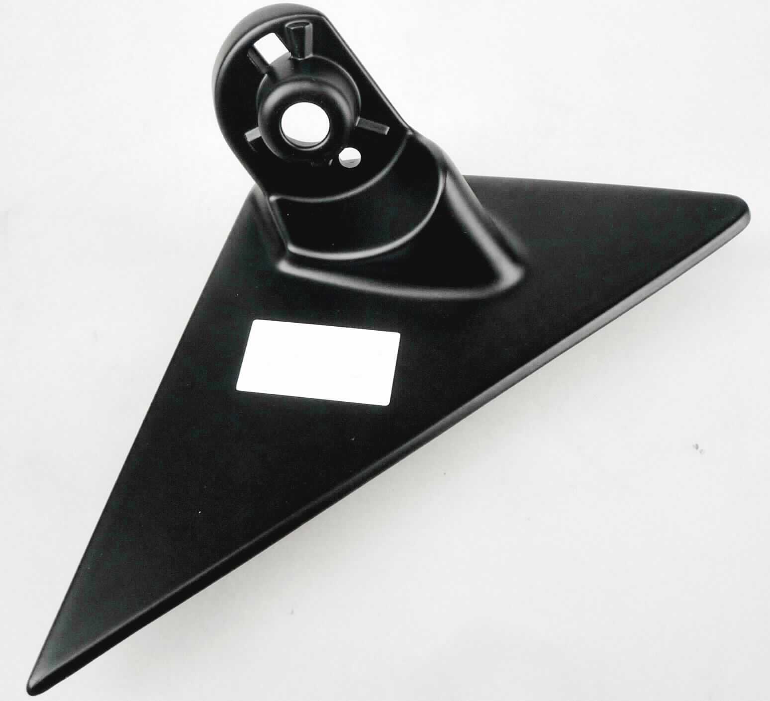 Es handelt sich um vollständig aus Aluminium gefertigte, der Verwendung entsprechend spezifisch geformte Erzeugnisse, welche mit diversen Aussparungen und Lochungen versehen sind. 
Sie werden an der Vordertür eines Personenkraftwagens verschraubt und dienen der Befestigung des Spiegelkopfes eines Rückspiegels.
Abmessungen (L x H x T): etwa 17 x 17,5 x 8 cm
- Antragstellerangaben -

Abbildung siehe Anlage

Derartige Erzeugnisse gehören als "andere Beschläge aus unedlen Metallen, für Karosserien (Kraftfahrzeuge)" zum TARIC-Code 8302 30 00 00.

Eine Einreihung in die Pos. 8708 kommt nicht in Betracht, da die Erzeugnisse als Teile mit allgemeiner Verwendungsmöglichkeit i. S. d. Anmerkung 2 c) zu ABS XV (Beschlag der Position 8302) durch die Anmerkung 2 b) zu ABS XVII von ABS XVII ausgenommen sind.