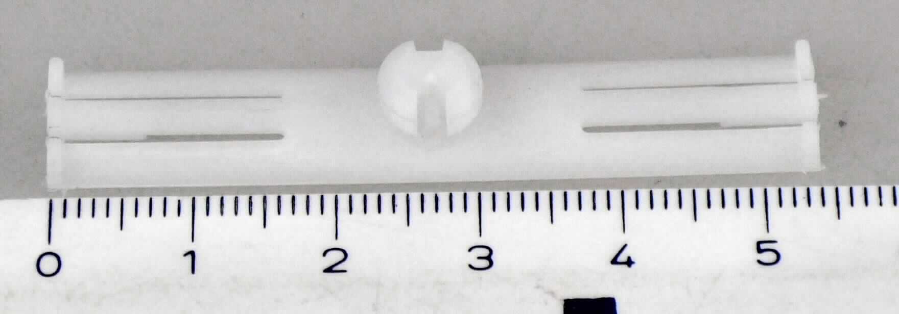 Bei dem durch Abbildungen veranschaulichten Artikel handelt es sich um eine spezifisch geformte Kabelsatzhalterung aus Kunststoffen im Sinne der Anmerkung 1 zu Kapitel 39. Die ca. 54 mm lange Ware ist an der Rückseite mit einer zylindrischen Rastvorrichtung versehen und dient gemäß den Angaben der Antragstellerin der Befestigung eines Kabelsatzes für einen KFZ - Außenspiegel (beides nicht Gegenstand der vZTA). Nach der Montage des Spiegels am Fahrzeug wird der Kabelsatz innerhalb der Fahrzeugtür mit dem Klip in eine in der Tür befindliche Bohrung eingesetzt und arretiert (somit dauerhaft an der Karosserie befestigt).

Derartige Erzeugnisse werden zolltariflich als "andere Waren aus Kunststoffen, Beschläge für Karosserien, andere als in den TARIC-Codes 3926 3000 20 bis 3926 3000 30 genannt" eingereiht.